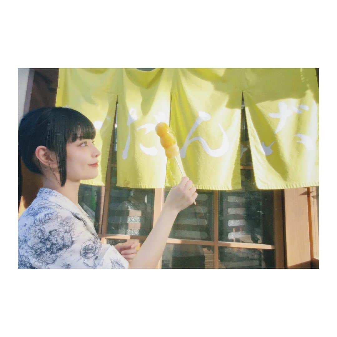 藤城リエのインスタグラム：「⁡ ⁡ ⁡ 夕日の丘商店街にある鶴龜堂で買った 40園のみたらしだんごを食べ歩き🍡𓈒𓏸 ⁡ 食べる前から満足そうな顔のわたし。 ⁡ ⁡」