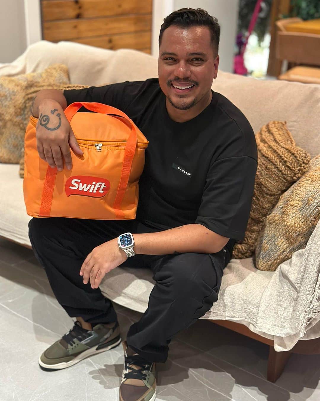 Sorriso Marotoのインスタグラム：「Sorriso Maroto + Swift = melhor combinação ♥️🍖  Agora arrumamos a desculpa perfeita pra juntar a galera e curtir um churrascão ao som do Sorriso Eu Gosto No Pagode - Parte 1!🎶  Ôooo sorte! 😎」