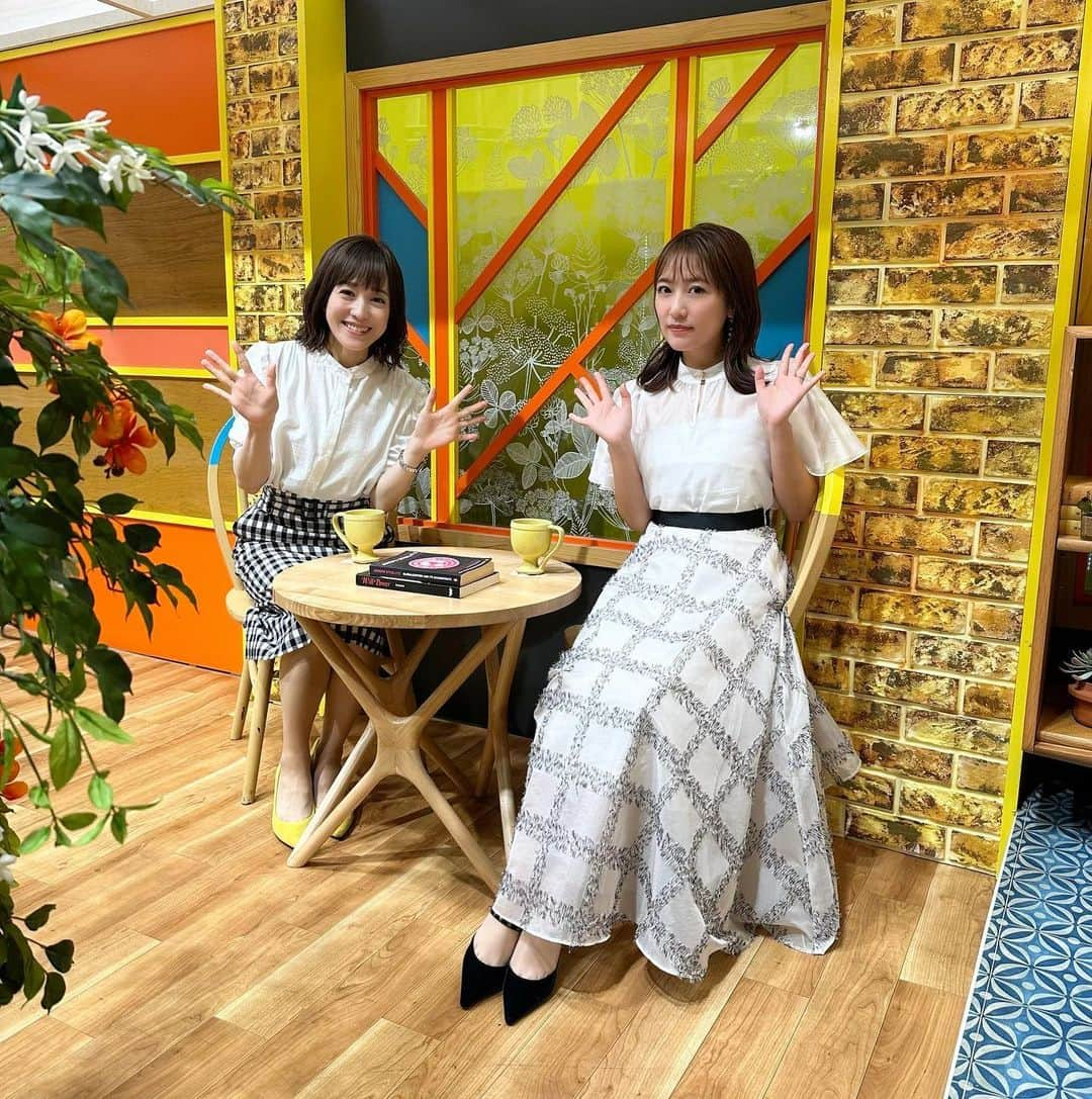 高橋みなみのインスタグラム：「TBS ひるおび 今週もありがとうございました✨  この日は久しぶりに髪をおろしました😊 結構伸びてきた！  そして愛さんはまたまた海外へ😭！お気をつけてー！  #ひるおび #TBS #tv  衣装👗 トップス @lilliancarat_official スカート @snidel_official  イヤリング @viola_bijou サンダル @dianashoespress」