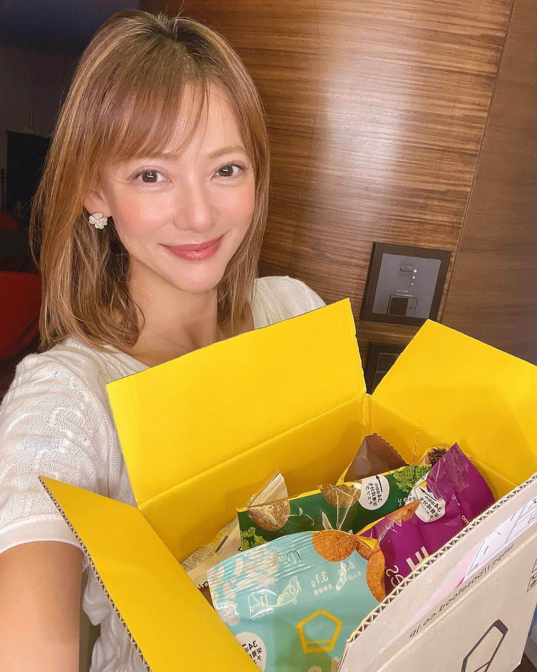 箕輪玖美のインスタグラム：「BASE FOODが届いたー😃 @basefood_tokyo  ・ ・ 一食分に、タンパク質、食物繊維、26種のビタミンミネラルが含まれている、完全栄養食✨ ・ ・ 最近はこのミニ食パンがお気に入りで、朝食によく頂きます♪😉 ・ ・ 毎日の事だから、同じ食べるなら栄養を採れる方が良いに決まってるよね😊💕  #basefood  #basebread #basebreadlife #basefoodアンバサダー  #ベースフード #ベースブレッド #完全栄養食 #ダイエッター  #トレーニー #低糖質 #朝ご飯 #healthy #箕輪玖美 #p」