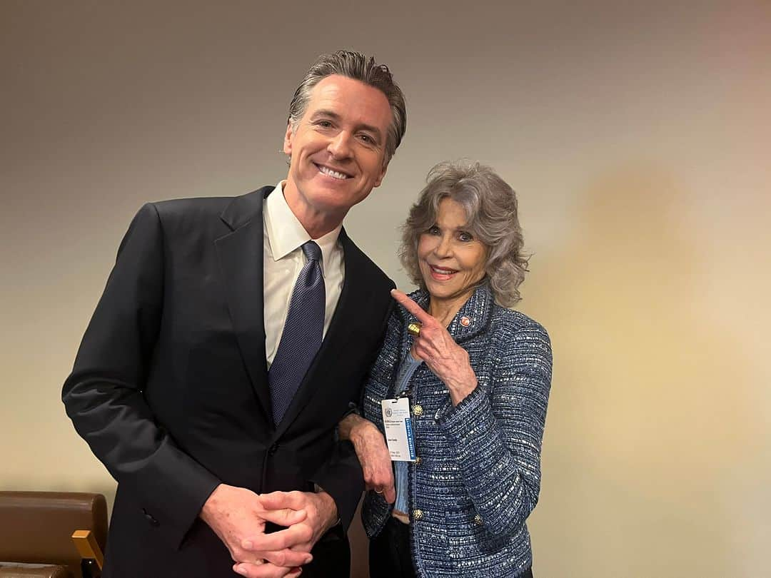 ジェーン・フォンダのインスタグラム：「In the UN’s Climate Summit where country after country is speaking about their plans to cut fossil fuel emissions (from burning coal, gas and oil).  California’s Governor, @GavinNewsom, is here and spoke powerfully: “The climate crisis is a fossil fuel crisis.”  He has announced that he is suing the Big Oil companies for lying to Californians for decades about the effects of their burning fossil fuels.  Calif is the world’s 5th biggest economy so the governor’s announcement is a game changer and I am so proud of him. This is an enormous turning point for our great state. This is what true climate leadership looks like.  Thank you, Governor」