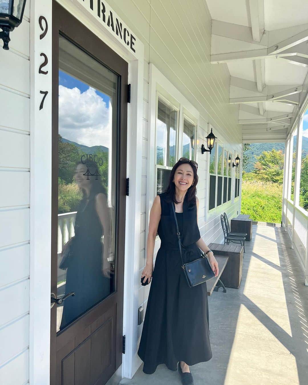 のインスタグラム：「連休は、ステキなカフェで朝ごはんもできました。  心地いい空間て、テンション上がりますよね  @yoko.fujita.official  @define_beauty_japan  @definebeautyjapan   #カフェ好き #まったり #リラックス #リラックスタイム #アラフィフコーデ #アラフィフ #アラフィフ女子 #アラフィフファッション」