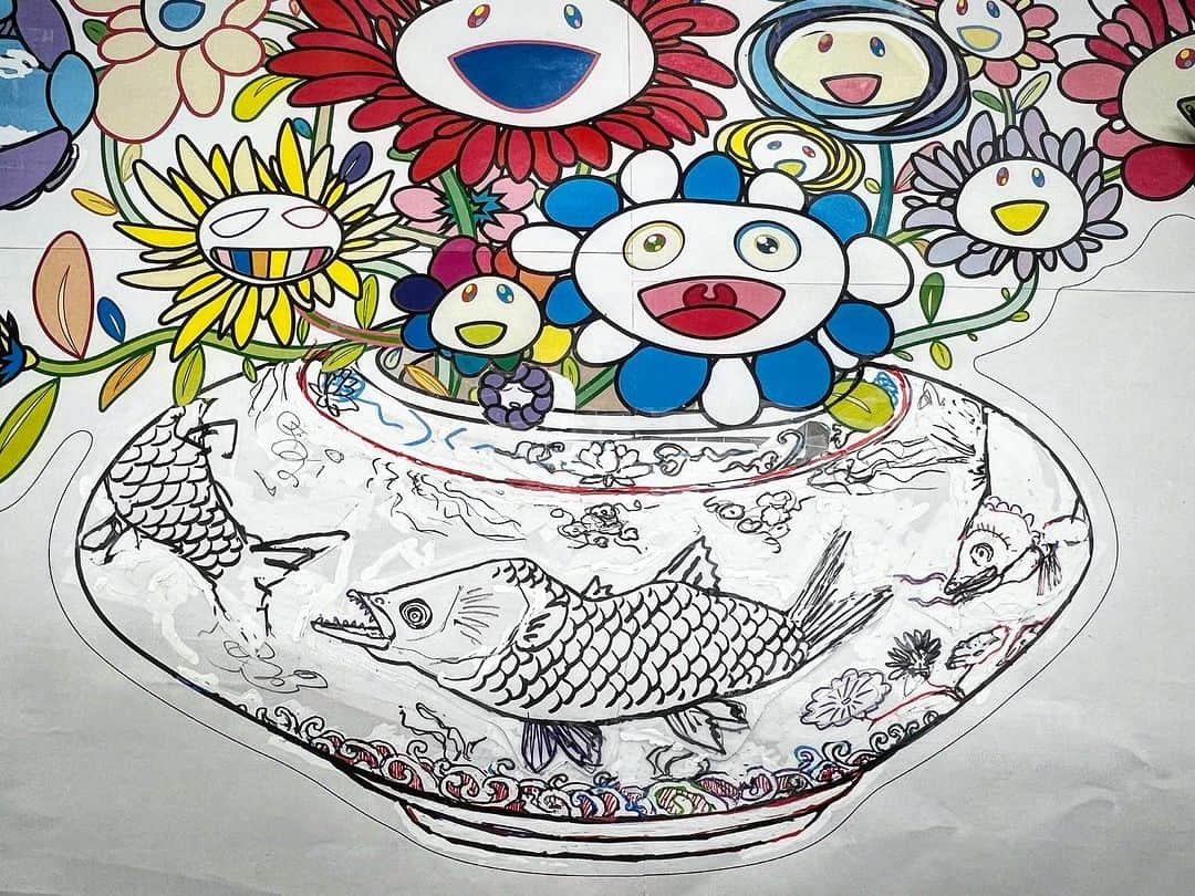 村上隆のインスタグラム：「美術大学の卒業の提出作品、大学院卒業時も、魚の絵を描いて提出した。 自分は魚を描く絵描きになるんだ、と、23歳くらい時は思ってたなぁ。 そして、40年近く時を経て、素直に魚を描ける舞台をやっと作れました。中国の唐の時代の壺の絵のお魚はどれも半分写実で半分創作で、見ていて楽しいです。 僕もそんな楽しいお魚さんたちを描けるようになりました。  そもそもお魚に興味を持たせてくれた、父に、そして漫画「釣りキチ三平」の矢口高雄さん、それから釣り紀行の名手「オーパ」の開高健さん達にありがとう！  全員鬼籍に入ってるけど、次元を超えて感謝します。  僕もそろそろそっちに行く日は近い！  締め切りに追われまくってる今は美味しいワインなぞ、飲んでる暇はありませんが、それこそ、開高健さんの短編小説「ロマネ・コンティ・1935年」に出てくる、その名の通りの、ドロドロのワインでも、みなさんと一緒に飲みたいもんですね。  かんぱーい。」