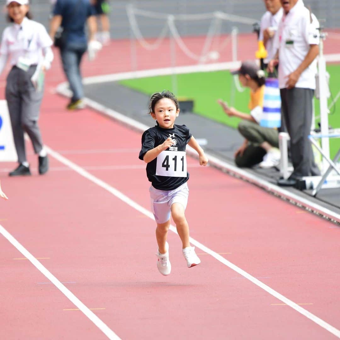 秋本真吾のインスタグラム：「今回嬉しかったのは小1の娘が50mに出場したこと。  昨年いつか陸上競技場で一緒に走るという夢を叶えられてすごく嬉しかったんですが、まさか同じ大会に出れることになるなんて。  娘にはいつも言っています。失敗してもいいと。できなくてもいいと。できないことをできるようにすることの方が大事なんだと。  いつかその意味が分かってくれたら嬉しいですね。」