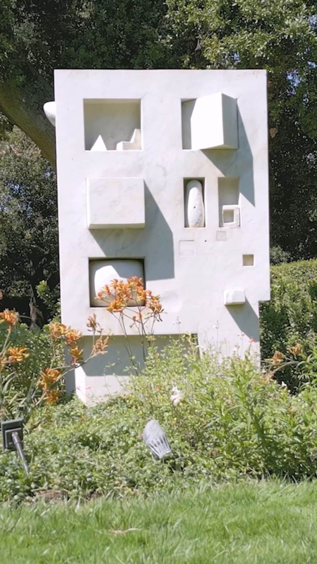 クリスティーズのインスタグラム：「Gonzalo Fonseca’s ‘Seven Marble Piece Assemblage’   After 1964, Gonzalo Fonseca devoted himself exclusively to the recovery of pre-Columbian sources in sculpture. Developed through his exploration of architectonic space in the cavities of found pieces of stone, Fonseca worked on pieces of stone found in an abandoned marble quarry in Italy.   This dialogue between the prehistoric origins of civilization and the classical and modern languages of sculpture is sustained across the geometric forms and cut-outs that constitute ‘Seven Marble Piece Assemblage.’ The assemblage evokes the ruins of a distant, prehistoric past through monolithic forms and the abstraction of primary shapes that emerge within and across its structure.   This work will be offered in our upcoming Latin American Art sale on 28 September. Christie’s is pleased to share that the proceeds from the sale of this lot will benefit the Boys & Girls Clubs of the Peninsula (BGCP).   Learn more about ‘Seven Marble Piece Assemblage’ via our LinkinBio.」