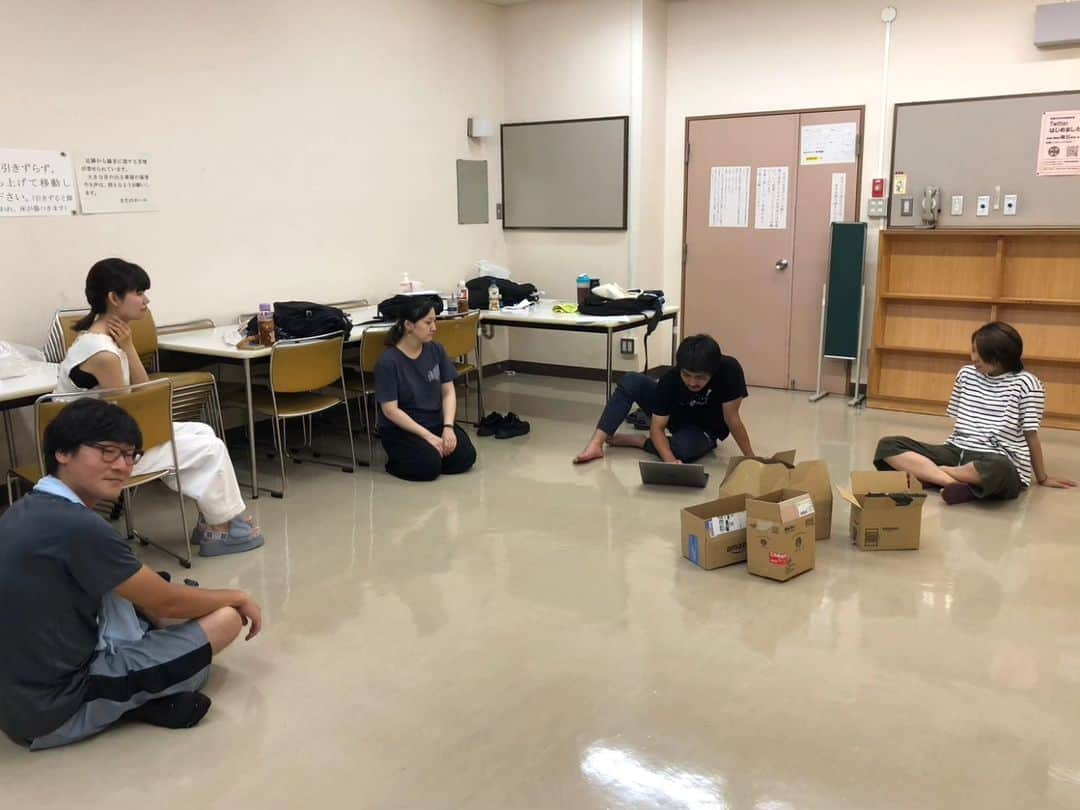 桜羽萌子さんのインスタグラム写真 - (桜羽萌子Instagram)「夏にやる舞台って夏ー!って気持ちになる作品に出演させてもらうことが多いからか青春の香りがした稽古の記憶として残ることが多い。 2023年「マスミノカガミ」も短期間の稽古だけどぎゅっといろいろな思い出の詰まった作品になりました。  １分間の無音を作る舞台。 掛け軸と共に自分と向き合う時間を作る舞台。 舞台でまったくの無音になることなんて、それも１人を除く全役者が客席に背を向けた状態でなんて今まで他に無いんじゃないかな。 どうだろう。 舞台に立ったことのある人なら少なからず不安に思うだろうか。 でもこの人たちとやるから最初からわくわくしかなかった。 なんなら今回は作品としての制限時間が儲けられていたから出来なかったけど１分と言わずもっとたっぷり無音の時間を作ったらどんな状態に行き着くのか試してみたかったくらい。 最初困惑してる空気を醸し出してるお客さんの気配を微かに背に感じながらもだんだんと理解して役者もお客さんも一丸となってぐっと入り込んだ瞬間の劇場全体の空気感はスペシャルな体験。 改めて舞台好きだなって実感する瞬間。  11月末には同じ団体さんでこのメンバーにプラス６名で、コロナの影響で延期になってしまった舞台「線香花火」をやります。 本番目前で延期になり本当に悔しくて悲しかった作品。 その分私たちの想いのエネルギーもたっぷり熟成されて脚本もパワーアップしているのでぜひ皆さんにも舞台の魅力を感じ、そしてその日その時お客さんを含めたそのメンバーでしか生まれないものを体験しに来てもらえたら嬉しいです。 10月以降ツイッターやインスタでストーリーあらすじや稽古の様子、チケット情報など更新していくのでよろしくお願いします🎆」9月21日 8時02分 - tktkpengin