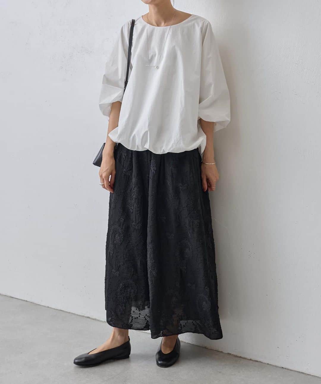 のインスタグラム：「【画像タップで商品詳細ご覧頂けます】  SHOP recommend ITEM.  おすすめアイテムのご紹介です。  夏から秋へ向かうこの時期に 透けにくく着回しやすいブラウスは重宝します。  オフィスカジュアルからお出かけもバッチリ！  1枚でデザインを楽しむのはもちろん、 ワンピースやジレを合わせたコーディネートもおすすめです。  《ビアズリー 》 バルーンブラウス BEZ1031204A0004  その他のおすすめアイテムはこちらから▶︎ @beardsley.pr   #ビアズリー #BEARDSLEY #ビアズリーコーディネート #beardsley_recommend #おすすめアイテム #ブラックブラウス #ブラウス #秋ブラウス #バルーンブラウス #透けないブラウス #バルーンシルエット #ブラックブラウス #オフィスカジュアル #お出かけコーデ #大人かわいいコーデ #大人可愛いコーデ  #きれいめカジュアル #オフィスコーデ #40代コーデ #50代コーデ #60代コーデ #zozotown #楽天ファッション#パルクローゼット」