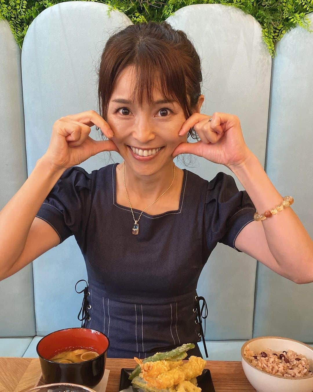 藤田りえさんのインスタグラム写真 - (藤田りえInstagram)「VIVANT Cafeに行ってきたよーー！！ ⁡もう普通にファンやん笑 ⁡ 3週間前から予約していたんだけど、 その時は まさかもうドラマが終わっているとはつゆ知らず😂 ⁡ 私は、日本大使館定食をいただきました♡ 野崎さんのお赤飯つき笑 ⁡ 帰りに テントラテと乃木憂助の名刺付箋を購入😆 ⁡ テントラテはテイクアウト専用メニュー、アイスのみなので要注意！ ⁡ ⁡ VIVANT cafe は9月30日まで 赤坂のブランチパークで開催されてるよ！ ロスな方、是非行ってみてね。 https://brunchpark.jp/blogs/topics/20230826_01 ⁡ ⁡ +:-:+:-:+:-:+:-:+:-:+:-:+:-:+:-:+ threadsでは、インスタとは違ったことをつぶやいています プロフィールトップの@マークをタップしてみてね。 ⁡ #vivant #vivantcafe #vivantコラボカフェ #テントラテ #日本大使館定食 #野崎の赤飯 #ドラムちゃん #乃木憂助 #乃木憂助名刺付箋」9月21日 8時05分 - rie_fujita.ana