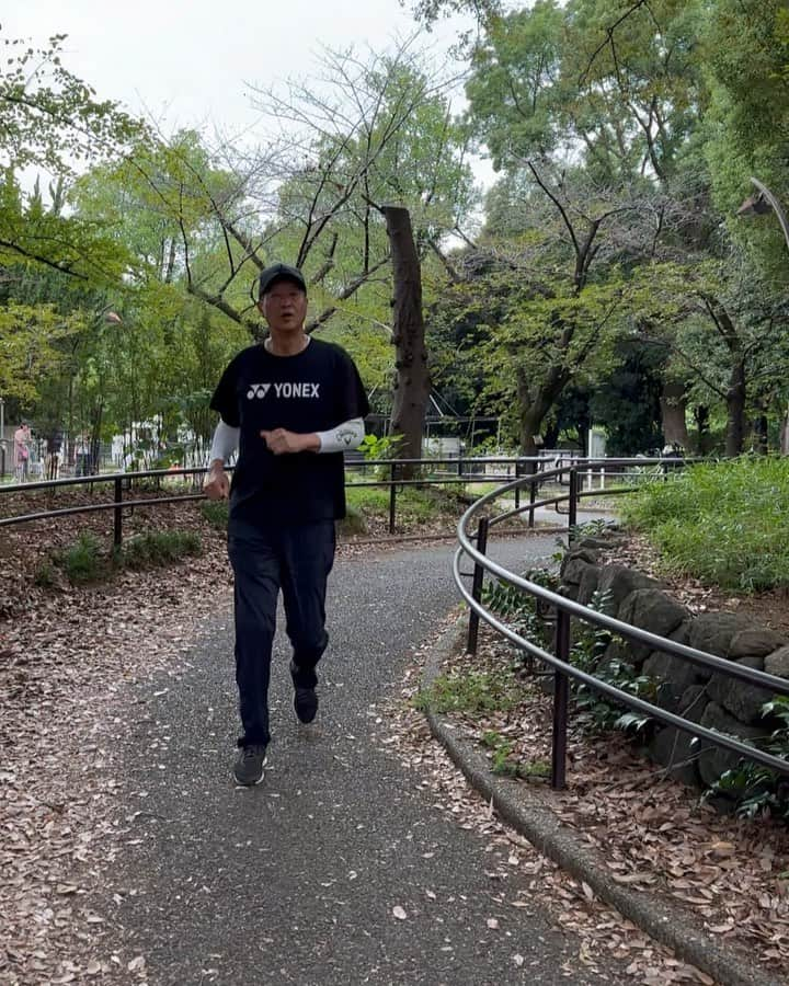 金石昭人のインスタグラム：「カネやん散歩🚶  おはようさん🤚  曇ってますけど、心は晴れを目指しましょーや😄  従弟夫婦に遭遇‼️ 動けば誰かに会うんだなー😁  今日も歩いたぞ💪  どや  #カネやん散歩 #曇りだけど #心は晴れ #従弟夫婦に遭遇 #人も歩けば知り合いに当たる #どや」