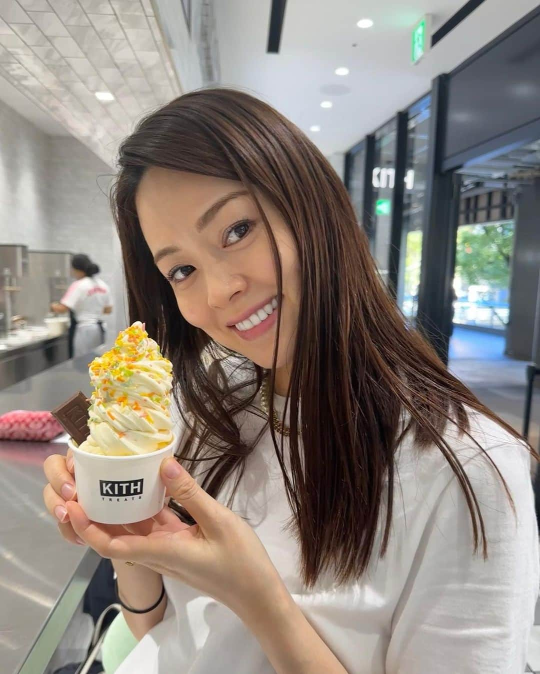 伴杏里のインスタグラム：「好きなアイス屋さんに行って🤭 バニラアイスにホワイトチョコチップがたくさん入ったソフトクリームを🍨✨ 上にはチョコスプリンクル🌈🍦🍫  クッキークリームもおいしかった🍪😻  @kithtreats  @kithtreatstokyo  #softcream  #🍦」