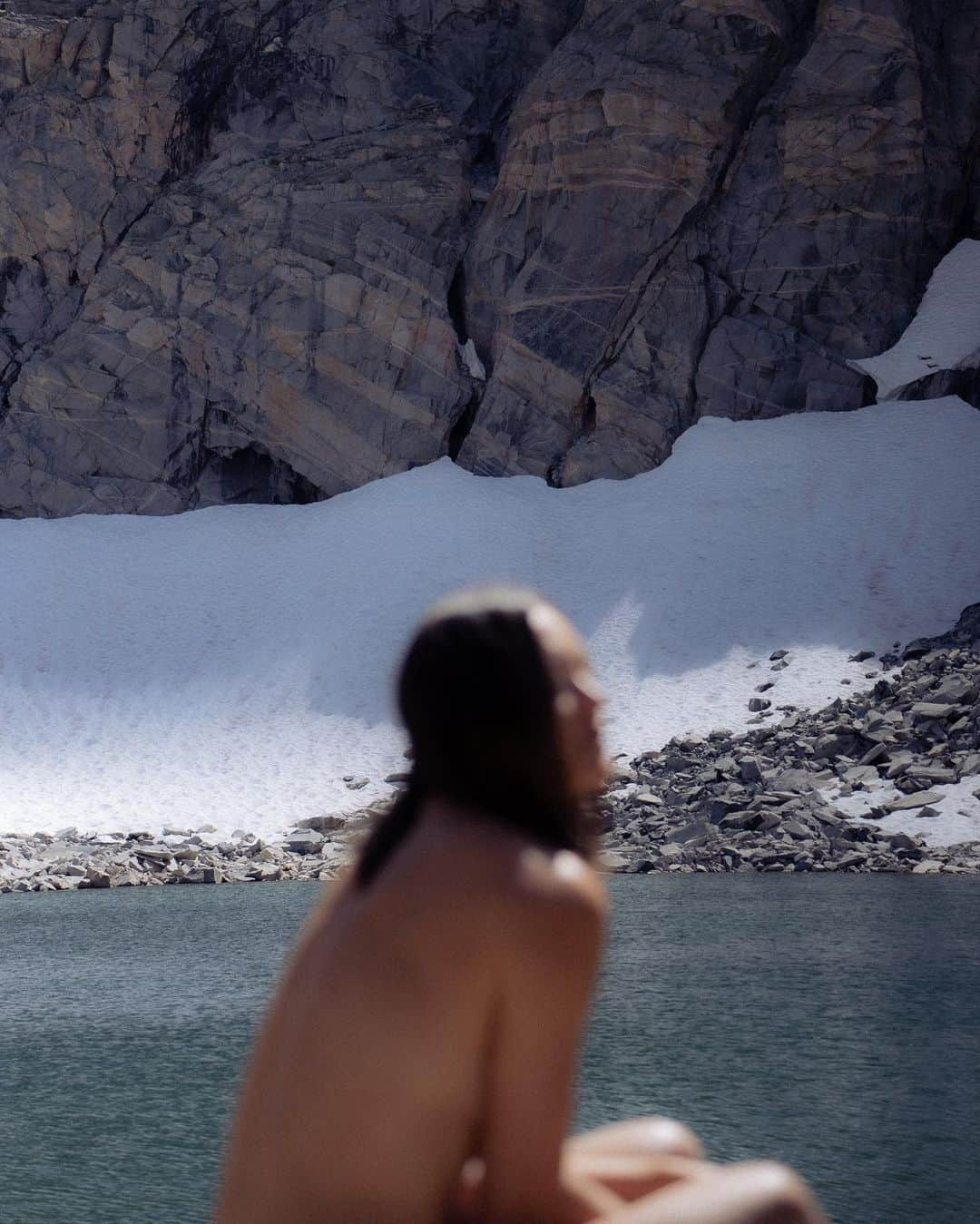 松島エミさんのインスタグラム写真 - (松島エミInstagram)「🤍  . .  #california#easternsierra#mountainlife#hiking#backcountry#alpinelake#lakelife#coldplunge#outdoorsy#optoutside#sierranevada#bishopcalifornia#inyonationalforest#adventure #girlswhohike#hikemore#arcteryx#neverstopexploring#gorp#naturelovers#alpinebabes」9月21日 8時17分 - emimatsushima