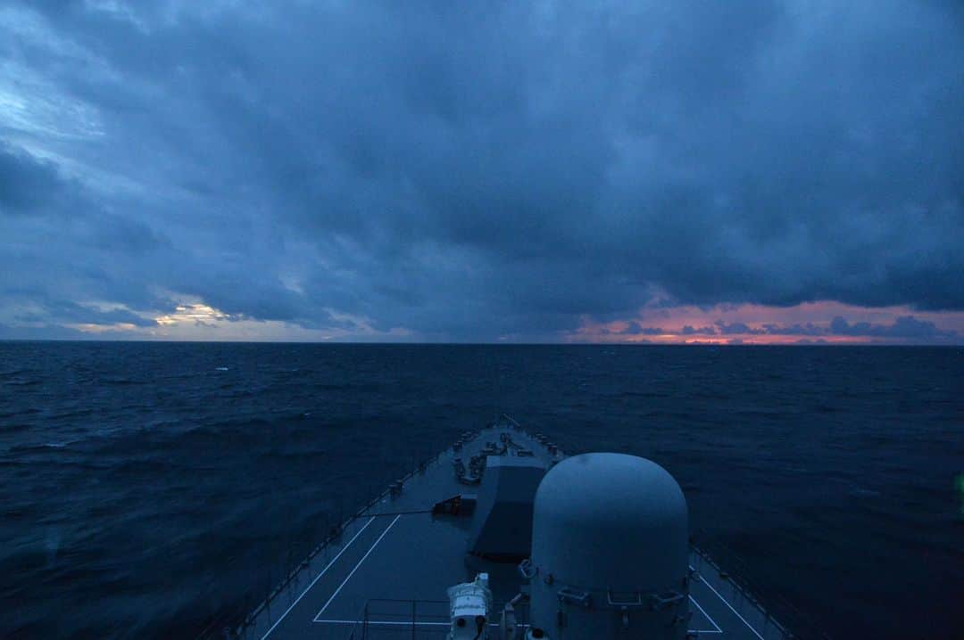 海上自衛隊さんのインスタグラム写真 - (海上自衛隊Instagram)「左右で違う空模様  #ここでしか見れない景色 #空好きな人と繫がりたい #空 #海 #海を行く」9月21日 8時30分 - jmsdf_pr