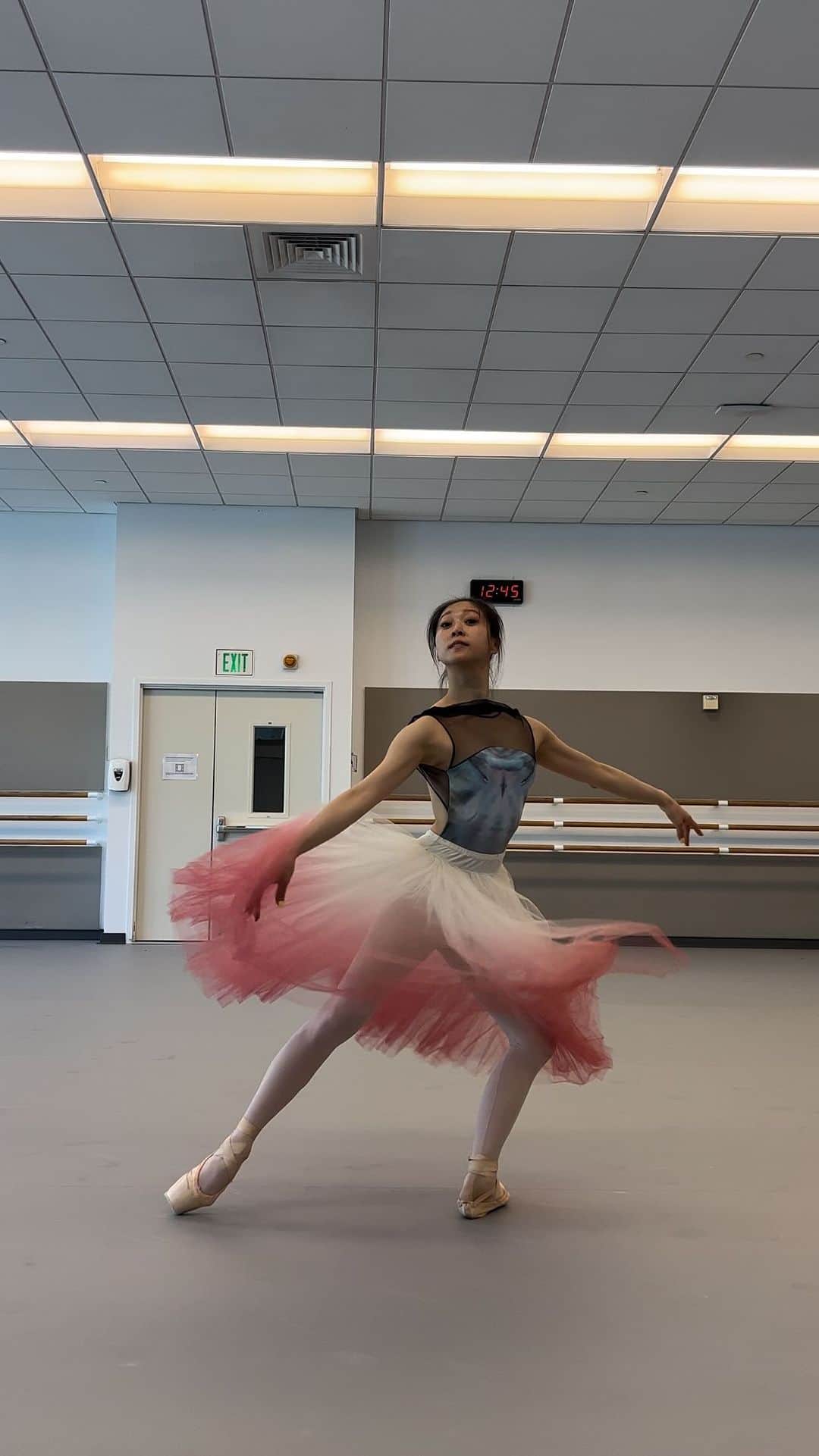 のインスタグラム：「It has been a bit of a busy few days for me, but here I am, getting ready to leave for Chicago for the Arpino Centennial Celebration to dance L’Air d’Esprit!   少し忙しい日々が続いていました。 アルピーノのL‘Air d’Esprit 明日からシカゴに移動で今週末舞台です💕  #arpinocentennialcelebration #GeraldArpino #ballet #travel #travellife #ballerina #ballerinalife #manege #turn #spin #air #speed #バレエ　#バレリーナ」