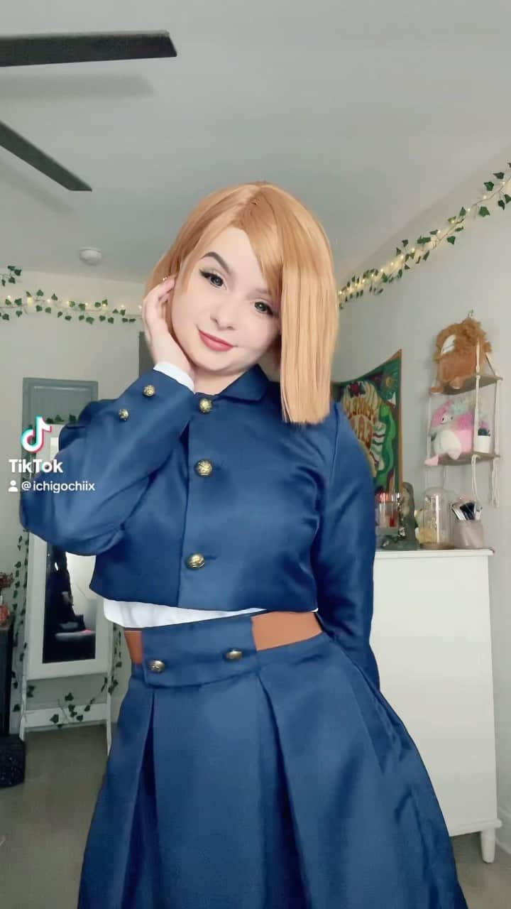 レベッカのインスタグラム：「💙🔨🤍 If you aren’t following me on tiktok yet pls do 🥹 @ ichigochiix - - - #cosplay #anime #jjk #jjkcosplay #jujutsukaisen #jujutsukaisencosplay #nobara #nobaracosplay #nobarakugisaki #nobarakugisakicosplay」