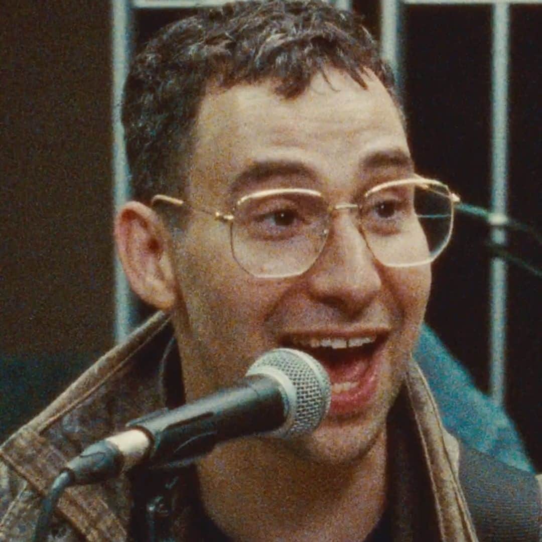 Vevoのインスタグラム：「With 'B4' on the way, @jackantonoff gets the band together for a rocking rehearsal of “Modern Girl.” Give @bleachersmusic's new video a watch right now! 🍅 ⠀⠀⠀⠀⠀⠀⠀⠀⠀ ▶️ [Link in bio]」