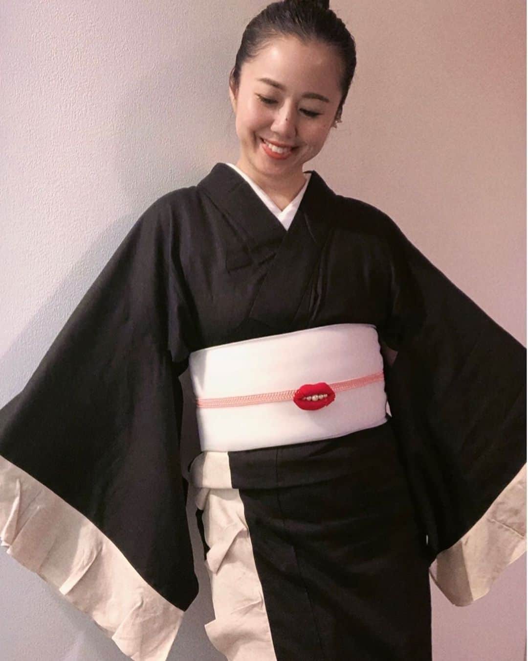 桂紗綾のインスタグラム：「バイカラーフリル着物🖤🤍  ポイントは💋 歯がパールなのだ！  #着物  #単着物  #フリル着物」