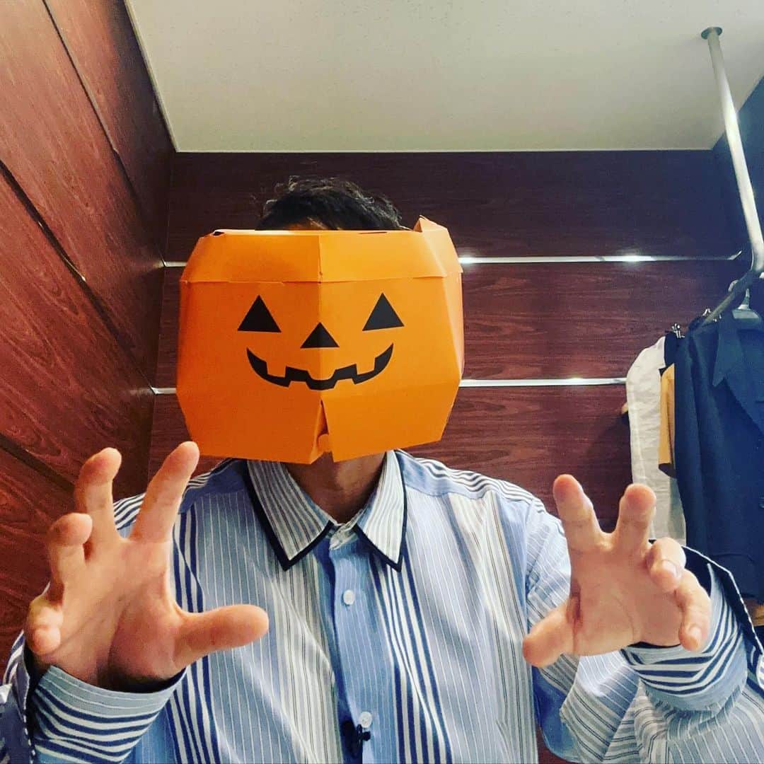 有吉弘行のインスタグラム：「ハロウィンの準備中。」