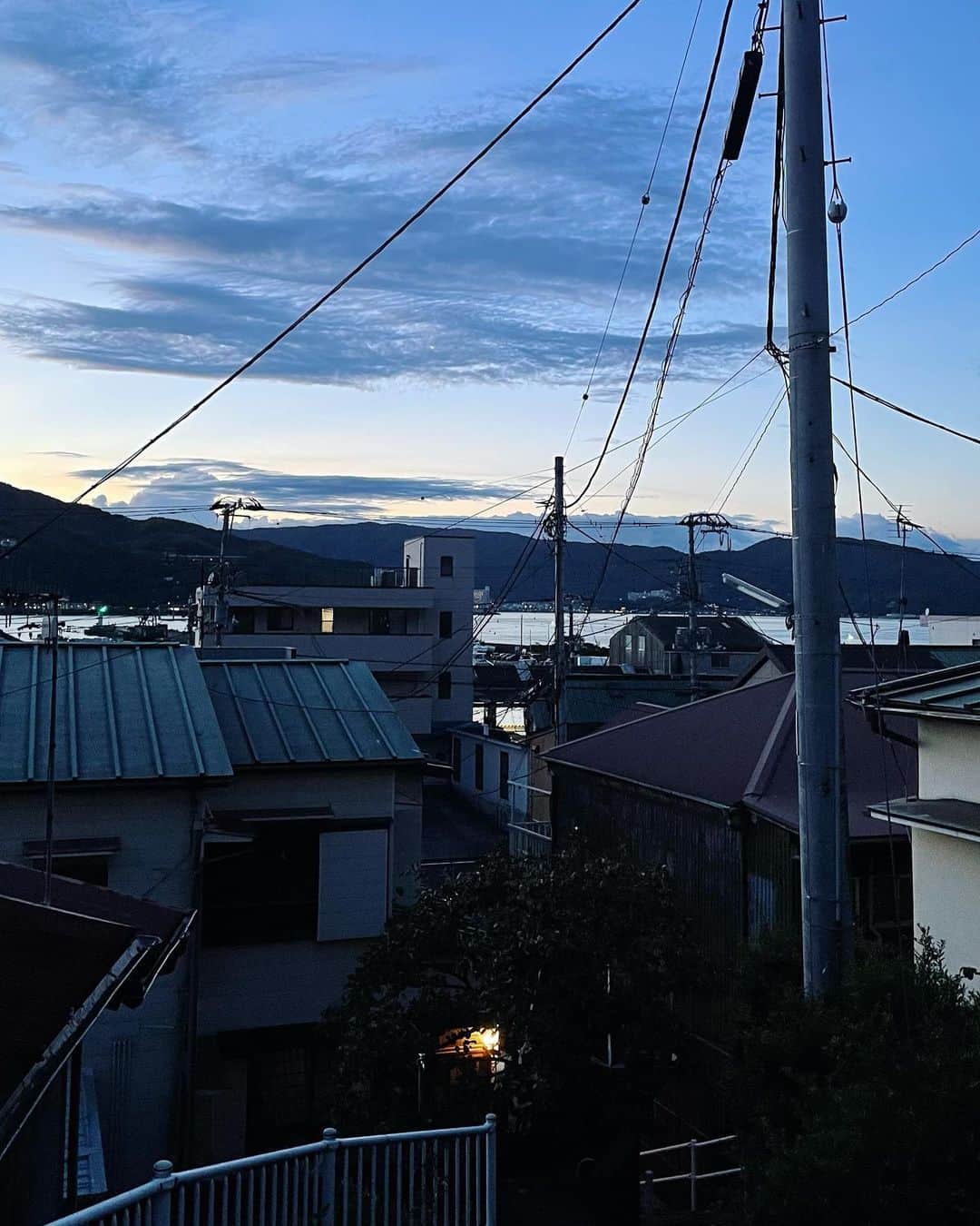 のインスタグラム：「夕暮れに染まる街。  #伊東市 #伊東の暮らし #伊東のいいとこ #わたしといとうと #海 #海のある生活  #ito #izu #sea #sealife #japanview」