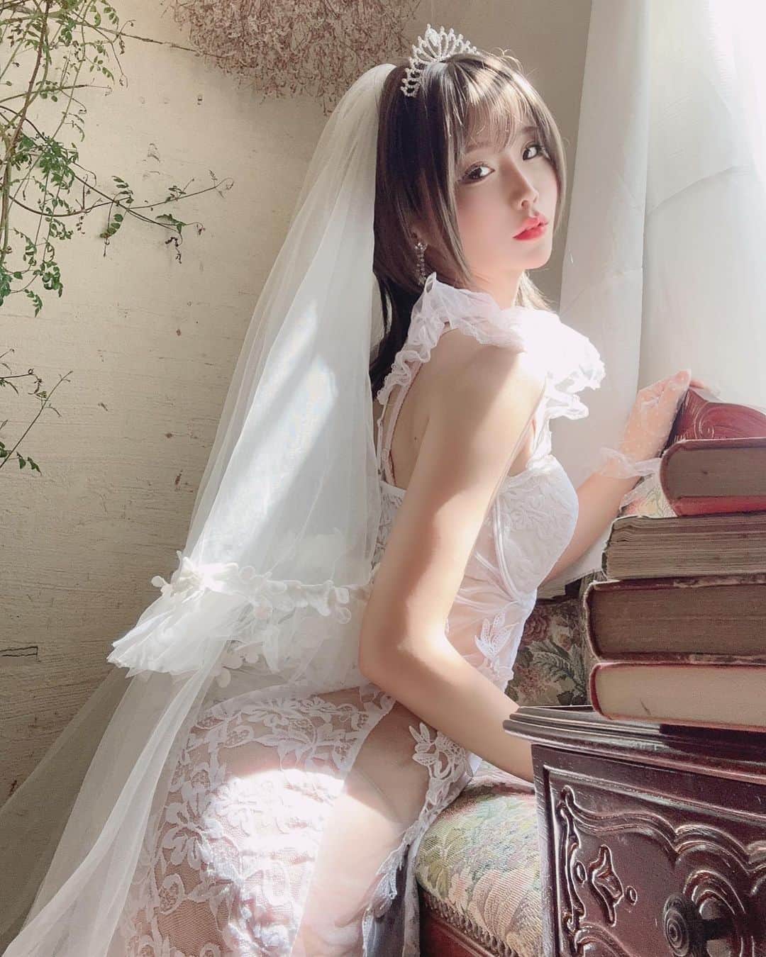 倉坂くるるのインスタグラム：「see-through wedding dress 💍  昨日ファンティアに写真と動画載せたから見てね。 ファンティアにブログも書いてます。 ブログは無料で読めます！  #コスプレ #コスプレイヤー #cosplay #cosplayer #cosplaygirl #japanesegirl  #角色扮演 #自撮り女子 #costume #coser」