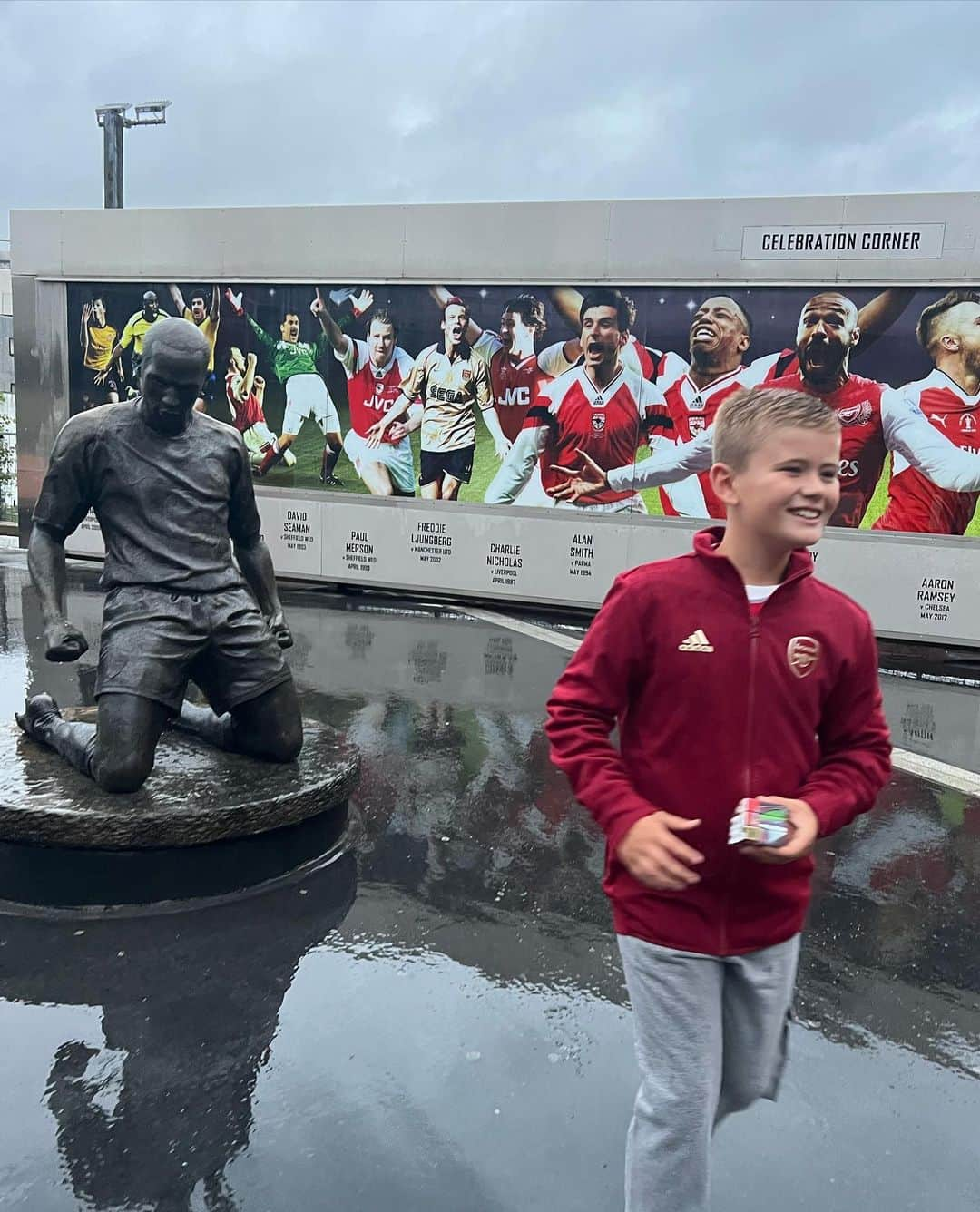 ダニエル・オズボーンさんのインスタグラム写真 - (ダニエル・オズボーンInstagram)「Memories for life 💙 waited a long time for @arsenal to be back where we belong, Champions league football!! So there was no way I was not taking my big guy to create these memories! 🙌🏼❤️ 4-0 win too!! What a night!! COYG!!!!」9月21日 8時48分 - danosborneofficial