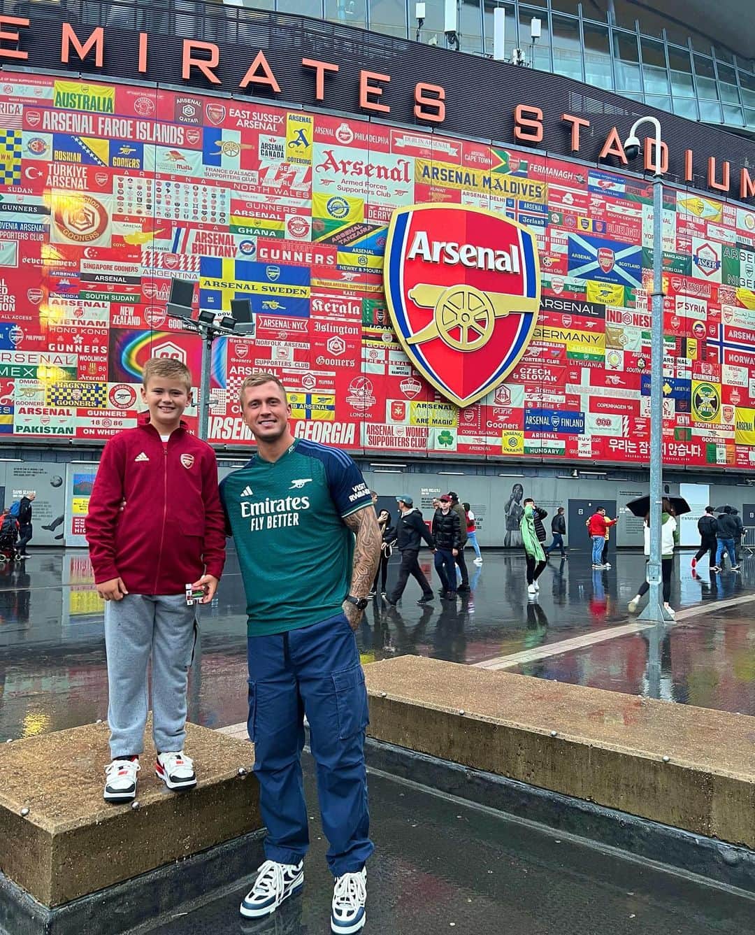 ダニエル・オズボーンのインスタグラム：「Memories for life 💙 waited a long time for @arsenal to be back where we belong, Champions league football!! So there was no way I was not taking my big guy to create these memories! 🙌🏼❤️ 4-0 win too!! What a night!! COYG!!!!」