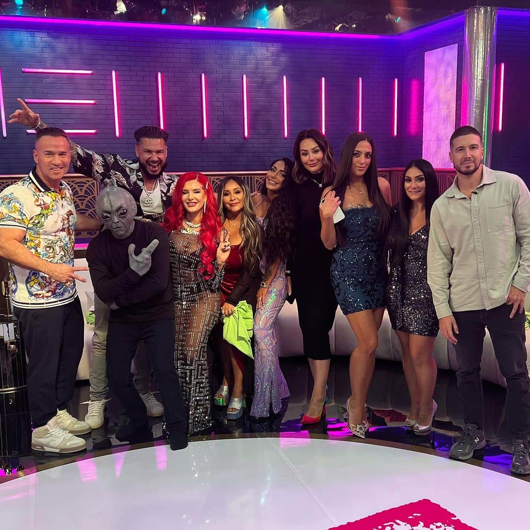 ディーナ・ニコール・コルテーゼのインスタグラム：「Love all my roomies .. what an amazing reunion.. no matter what we go through together we’ll always come together and move forward ❤️❤️ It might seem rocky to the viewers right now but it all unfolds and apologies were delivered ❤️ end of the day we truly are family」