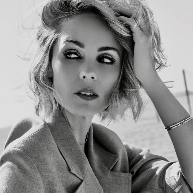 ローラ・ヴァンダーヴォートのインスタグラム：「… like those old school movies. 🎞️  : : :  👗 @langy  💄 @glennnutley  📸 @yasminekateb」