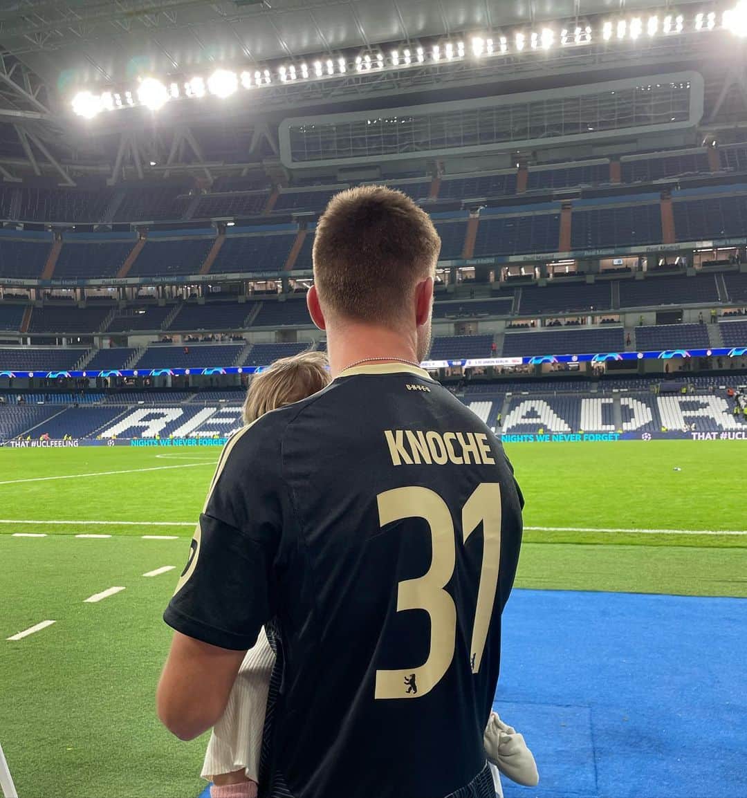 ロビン・クノッヘのインスタグラム：「Was für eine Erinnerung mit meiner Tochter.  Stolz auf die Mannschaft❕ Ich gebe alles, um schnellstmöglich wieder dabei zu sein.  #RK31 #EinTeam #Union」