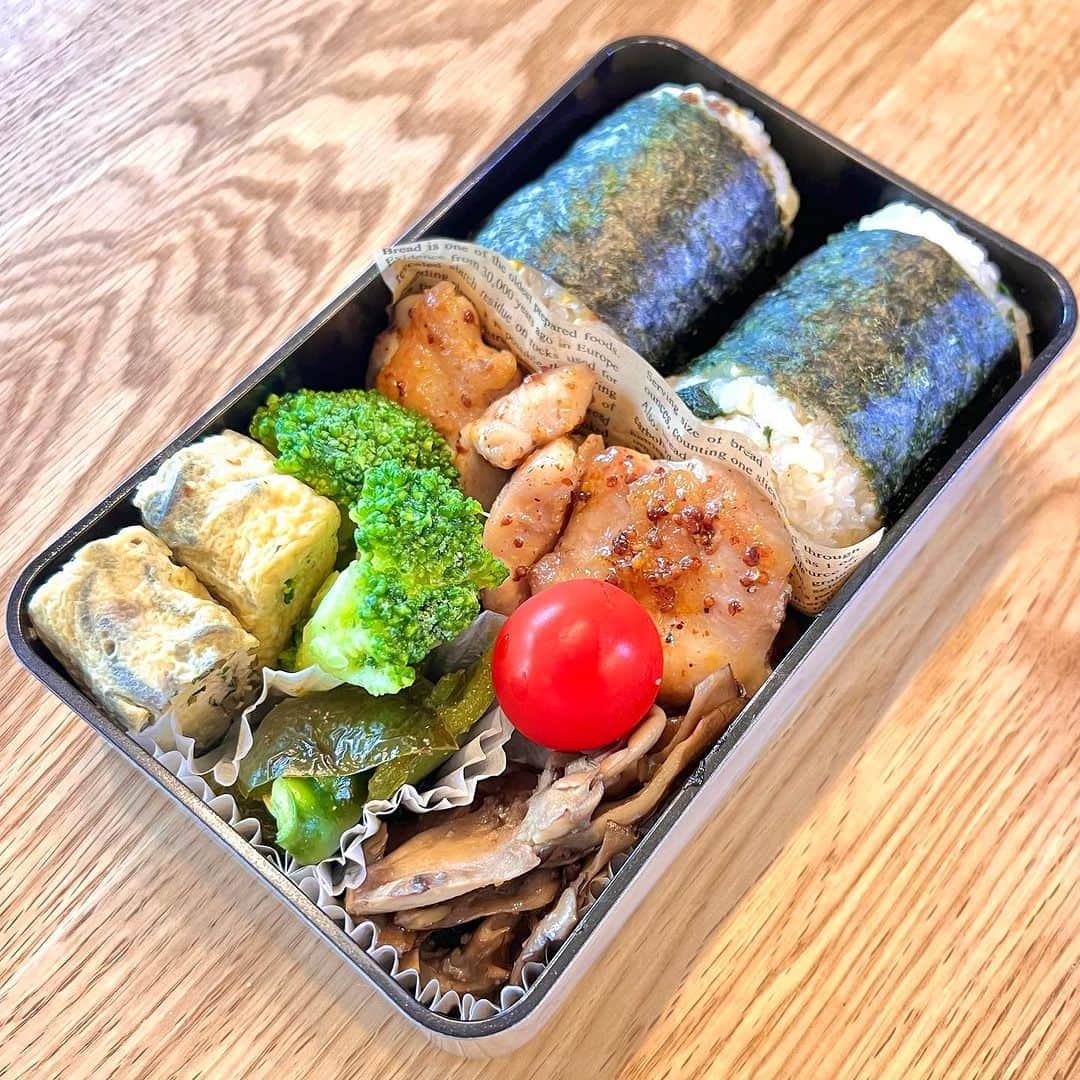 おちあやこさんのインスタグラム写真 - (おちあやこInstagram)「今日の夫弁当。  鶏もものハニーマスタード焼きです。 粒マスタード、長いこと冷蔵庫の中にあったから 使えて良かった。 多分、賞味期限大丈夫。多分。  あとは作り置き  最近、牡蠣エキスを飲み始めたんだけど、 なんか元気になってる気がする。  相変わらず腰は痛いんだけど、 頭がハッキリしてる…気がする…よーな…しないよーな…  とりあえず続けてみるみる。  #今日の夫弁当 #今日のお弁当 #お弁当 #弁当記録」9月21日 8時52分 - ayako_ochi_fukuoka