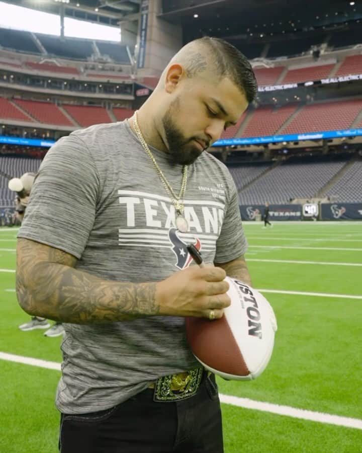 ヒューストン・テキサンズのインスタグラム：「Louie TheSinger ✍️ Paul Wall ✍️   Who wants the autographed football?」