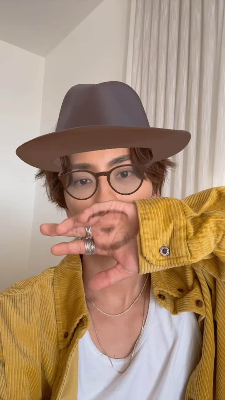 與真司郎のインスタグラム：「I tried out this trending filter. What do you guys think?  Facial hair🥸 or no facial hair👶?   トレンドのフィルターを試してみました！ どう思う？笑 ヒゲ有り派🥸？無し派👶？」