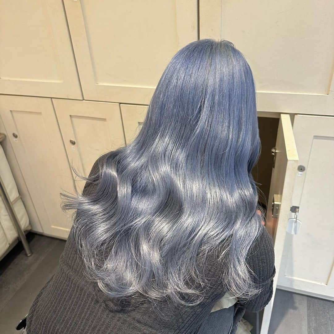 Beleza_official_instagramのインスタグラム：「Blueとsilver♡🖤 breach2〜3 ・  色落ちまで綺麗なカラー やわらかいカラー 一人ひとりに似合うカラー お任せください✊🌼🌟 ブリーチは誰に任せるかでダメージが 変わってきます！ ご予約はDMorホットペッパーから お願いします😉💕 Rei指名していただければ 絶対に可愛くします✊ belezaに来たことある方でもRei指名可能です😇 "また会いたい"と思わせます❗️ ・ わからないことがあればDMまでお願いします🤲  黒染め、縮毛履歴はハイブリーチメニューで ご予約ください🤲 記載のお時間より、ブリーチの抜け具合で お時間かかる場合がございます。 当日は長めに見ていただければ助かります。 お任せください♡♡」
