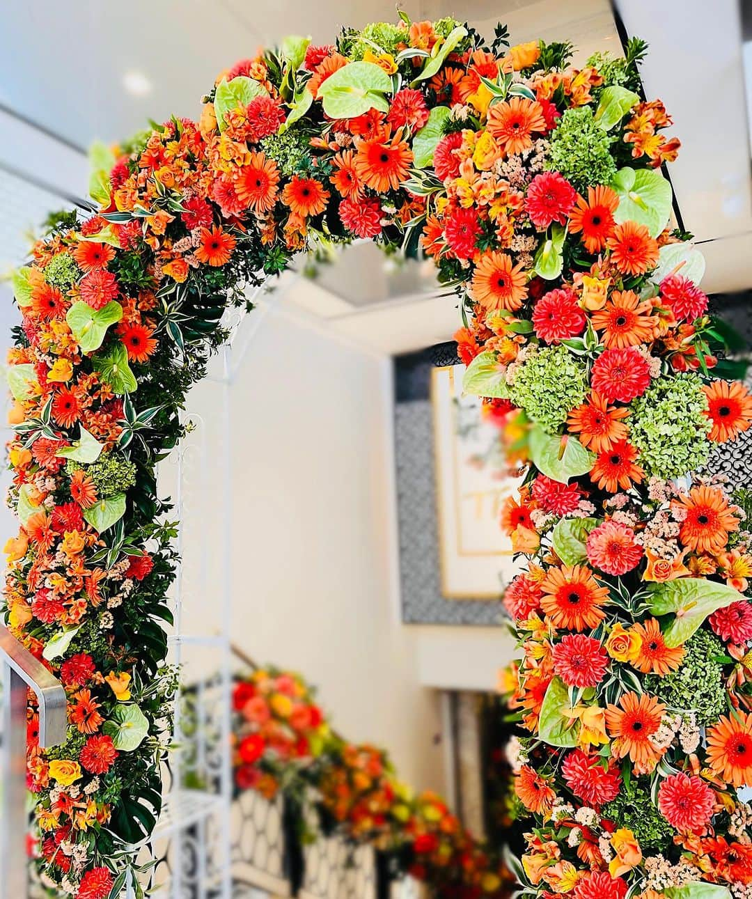 宮内 孝之 花飾人 花の妖精のインスタグラム：「アーチをくぐれば 秋の道 花は幸せの始まり😀  #着物　#日本文化　#和　#お花　#ヘアーフラワー　#髪飾り　#生花　#艶花  #あではな　#Liveショー　#宮内孝之　#花衣　#お花 #宮内孝幸　#いけばな　#フラワーアーティスト #花壁　#華道　   ▼公式サイトはこちらをタップ  www.takayukimiyauchi.com  #THEGOODFLOWERJAPAN #花空間装飾 #flower #flowers」