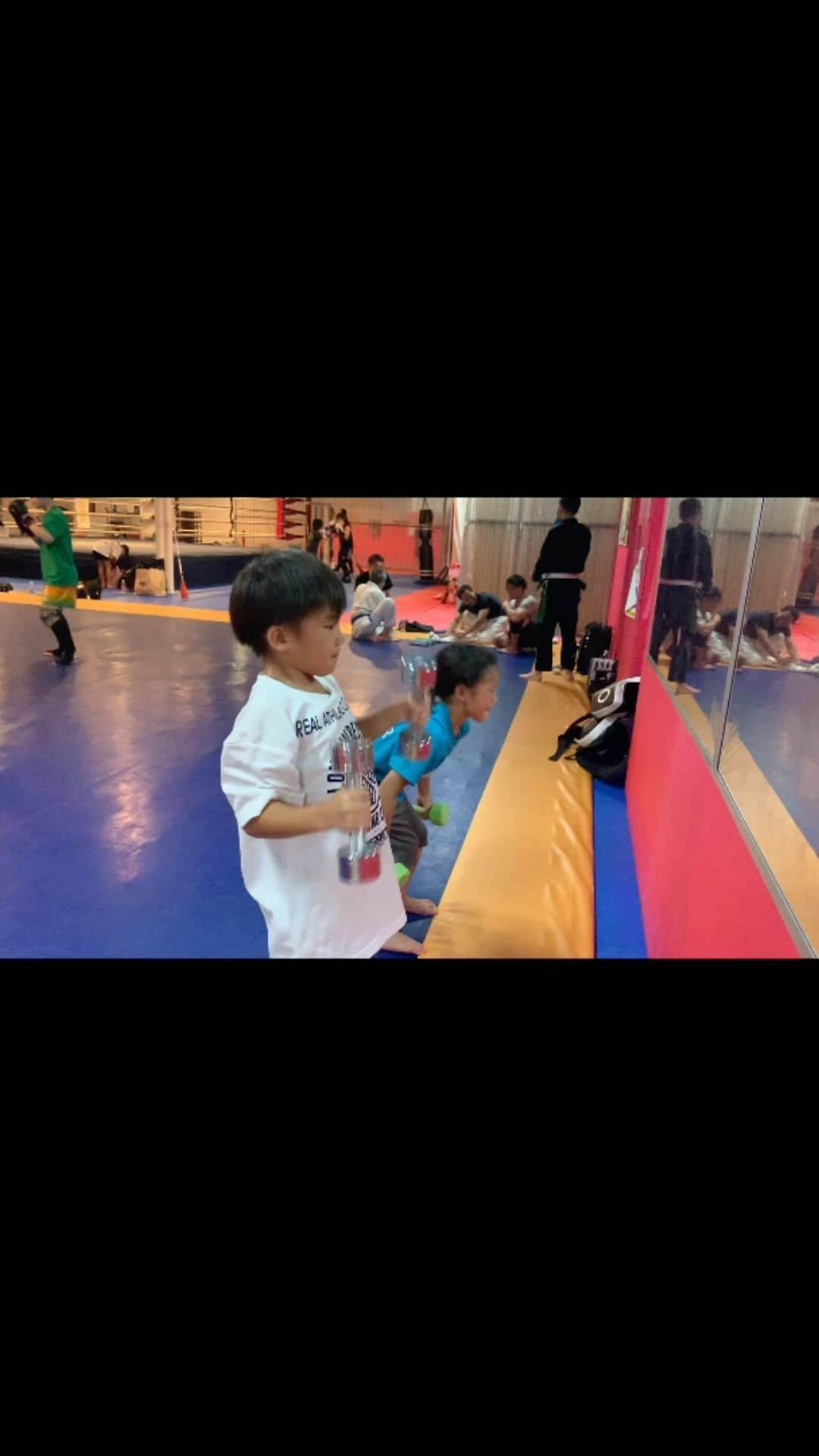 阿部裕幸のインスタグラム：「AACC Kids MMA 〆は筋トレ、コツコツやり続けることを学びます☝🏼 毎週(水)(木)(金)レスリングクラス終了後やっています！ キッズレスリングに入会するとキッズMMAも参加できます！ Join us!!!!  #aacc #aacckids #aacckidswrestling #aaccキッズ #aaccキッズレスリング #kidswrestling #オリンピックレスリングの動きを取り入れた運動体操教室  #ココロとカラダを強くする #習い事ならaacc #レスリングやるならaacc #team #仲間 #aacckidsmma #kidsmma #kidsshooto #キッズ修斗 #キッズmma」