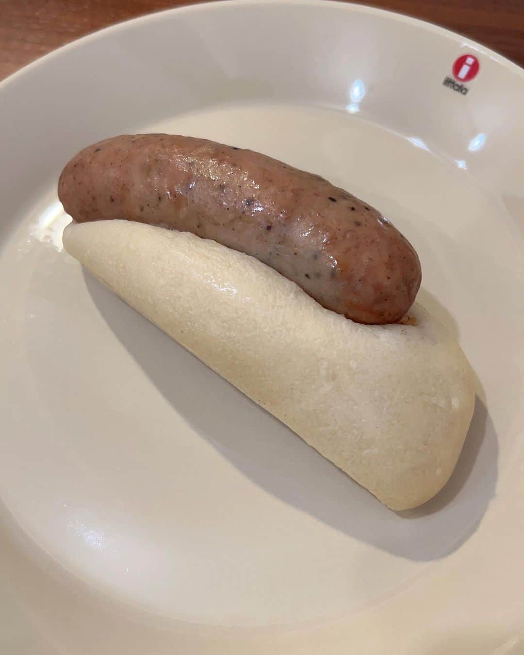 上村祐翔のインスタグラム：「塩パン スパイシーソーセージ！ ジューシーなソーセージと、弾力あるもちもちしたパン生地！！ ジュワッと広がる旨味がたまりませんでした✨ ごちそうさまでした😋 #ウエムラ今日もパン祭り」