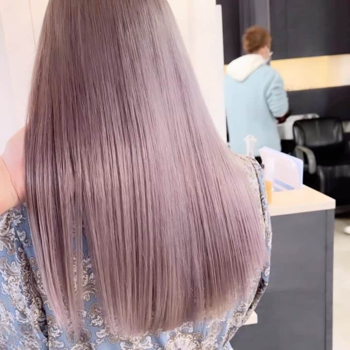 阪下裕紀のインスタグラム：「✨ダメージレスブリーチ✨ ⁡ ⁡ 🎨カラーが不安な方必見🎨 自分史上最高のヘアスタイルとサラツヤヘア😍 ⁡ 是非お気に入りなスタイルはいいね👍保存お願い致します♪良ければフォローもお願い致します😍 ⁡ 最高の髪質改善トリートメント出来ました\(//∇//)\ 顧客のお客様から新規のお客様まで初回は¥10000となっております◎ 是非体感してください\(//∇//)\ ⁡ ※僕が載せてるオリジナルダメージレスブリーチは僕にしかできません！！ ⁡ ⁡ 独自の方法と薬剤を使用している特殊技術です。 いいなぁと思ったらいいね押してくれると喜びます😆⭕️ ⁡ 来店されるときは 髪型を @yuki__sakashitaのラインナップから好きなスタイルを保存して見せてくださいね😍 ⁡ あとは、髪の状態や似合わせであなたに似合う髪型、カラーをご提案させていただきます。 ⁡ 🉐新規クーポン🉐 カット＋ダブルカラー+トリートメント　¥16800-+tax カット＋ケアカラー＋髪質改善　¥18500-+tax 髪質改善　　　　　　　　　　　¥10000-+tax ⁡ ⁡ 🐥良くある質問🐥 Q.カラーのもちは？ A.デザインカラー(ハイライト、バレイヤージュetc)は2〜3ヶ月 ブリーチカラー(全頭ブリーチ、インナーカラー)1〜2ヶ月 Q.オリジナルダメージレスブリーチとはなんですか？ A.僕にしかできないトリートメントとブリーチを配合➕前処理トリートメント、アフタートリートメント髪のダメージレベルを見極めて調合します。 Q.どんな髪質でも大丈夫ですか？ すでに過度のダメージがあったり、黒染め履歴がある場合は希望のカラーにするためのプロセスが異なる場合があります。 その場合でも最善の提案をさせていただきます。 Q.髪質改善はどんな髪でも出来ますか？ ブリーチしてる方からしてない方まで幅広く対応できます！ 軟毛〜普通毛　一回で感動レベル🥺 硬毛、癖毛　1〜2回で完璧に仕上げます！ Q.髪質改善のもちは？ 1ヶ月以上です✨ もちろん繰り返すほど定着しやすくなりもっとモチも良くなります^ ^ ⁡ 👑カラースペシャリスト👑 ✂️ダメージ90%OFFのブリーチができる ✂️豊富な経験で失敗しないカラーができる ✂️年間1000人以上担当している実績 ⁡ 🔱カラーの失敗が心配な人でも大丈夫🔱 僕のオリジナルダメージレスブリーチは他店ではマネ出来ないやり方です。✨ カラーなら僕にお任せください💗 今までのブリーチに比べて圧倒的にダメージレス、ツヤツヤカラーを楽しめます。 豊富な経験によるカラー知識であなたの なりたいカラー叶えます✨ ⁡ ✂️痛みたくない ✂️可愛いカラーになりたい ✂️デザインカラーを楽しみたい ✂️手触り良くしたい ✂️透明感が欲しい ✂️赤みオレンジ味を無くしたい カラーが不安な方は一度カラー美容師阪下までご相談ください😆 ⁡ 👑丁寧なマンツーマン接客👑 お客様を1人1人幸せにしたいという想いから 1人1人マンツーマンで接客させていただいてます😄一緒にステキな髪型作りましょう ⁡ 丁寧な接客と技術でお客様に少しでも素敵な 時間を過ごして頂けると嬉しいです。 ⁡ このインスタをみて好感を持ってもらい僕に髪の毛を任せてもらえるようでしたらお客様に喜んで頂けるよう全力で綺麗にさせていただきます✨ ⁡ ご予約ご相談は 🕴トップのURLまたはDM 担当:阪下裕紀 ⁡ 住所 東京都渋谷区神宮前4-26-2守谷ビル2F アクセス ⁡ 千代田線 明治神宮前駅 徒歩5分 副都心線 明治神宮前駅 徒歩5分 JR原宿駅　徒歩7分 東京メトロ　表参道駅　徒歩7分 ⁡ ⁡」