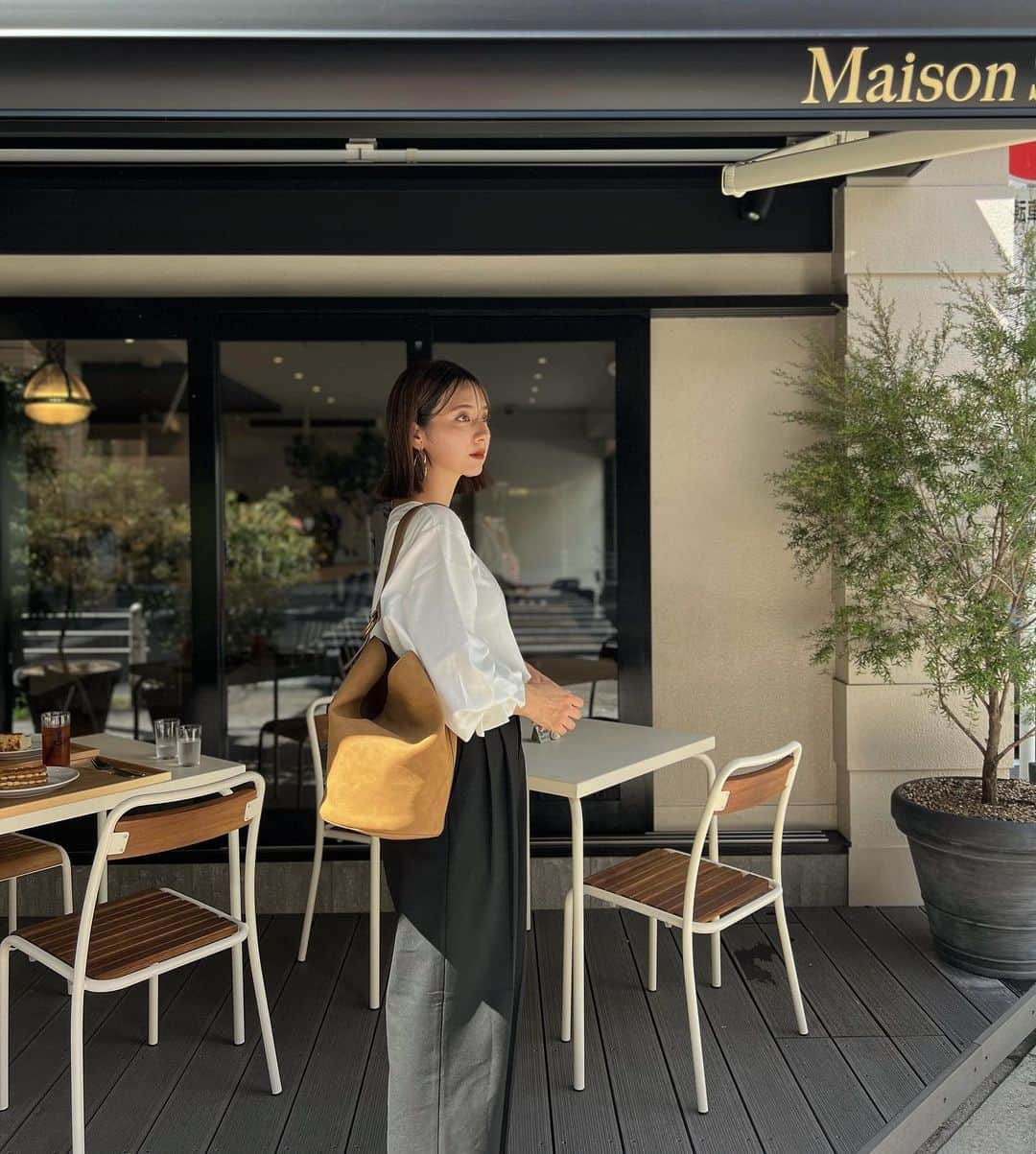 青野未来 / MikuAonoのインスタグラム：「. . open楽しみにしてたcafe☕️ @maison.sel   #ootd tops @classicalelf_official  pants @gu_for_all_  bag @miesrohe_  . . #classicalelf #クラシカルエルフ#エルフコーデ#タイアップ#関西ママ#ママコーデ #タックワイドパンツ#gu購入品 #guコーデ#zozotown#zozo#zozotown購入品#本町カフェ#miesrohe#ミースロエ」