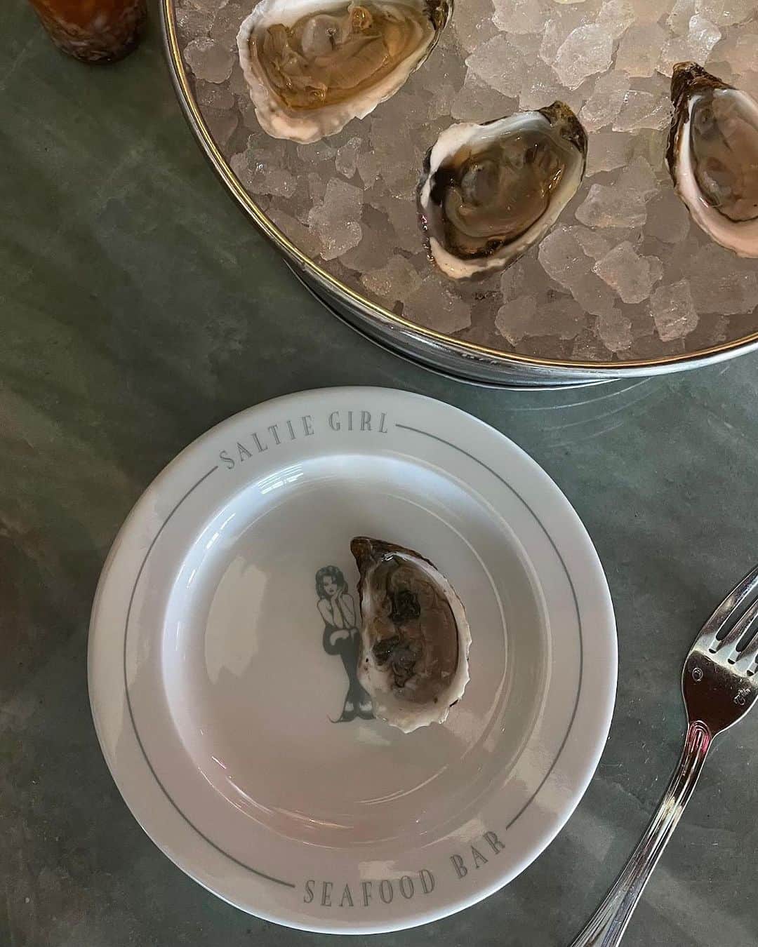 ダニエル・パナベイカーのインスタグラム：「Still celebrating 🦪」