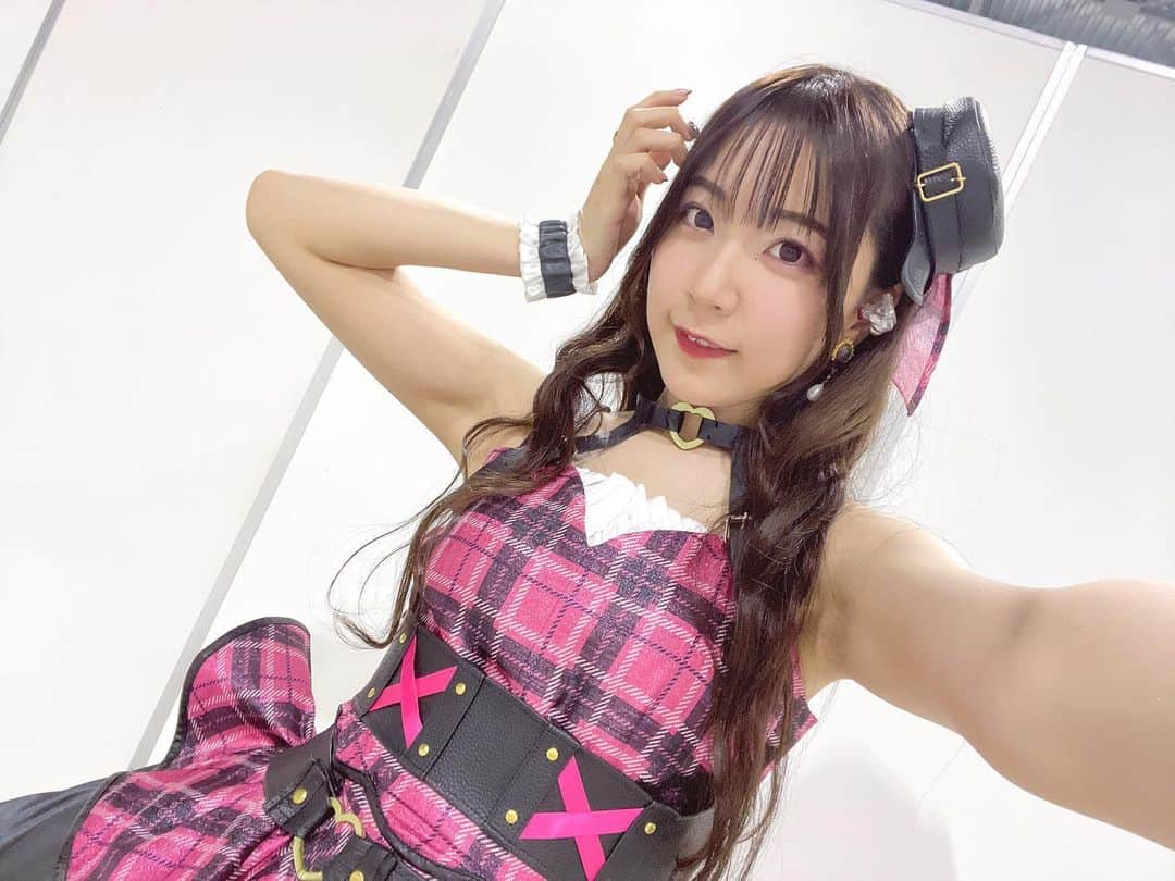 安齋由香里のインスタグラム：「2023/09/21 #imascgSoL  衣装、本当に可愛い。 1枚目少しロックな角度ぽくないですか？ 2枚目は手元が見えるように撮りました。 指輪は実はドライフラワーが入っているんですよ〜！ 色合いが琴歌ぽくて、指輪付けてみました！ （7周年キービジュアルの時に指輪着けてたので 琴歌、指輪、いける…！となりました。）  今回アクセサリーは衣装に負けないくらいに キュートで大ぶりなものがいいなって思いつつ、 上品さは失いたくない という気持ちで探してたんですけど 琴歌に合うピアス大量に見つけたんです。 買っちゃいました。 いつか着けたい〜〜〜！！！！！！！！ ハンドメイドピアス作って下さってる 全国のクリエイターさん 本当にありがとうございます！！！！！！！！ 毎回頭が上がりません。  衣装ですが、できるだけ琴歌に近づけたくて この衣装を着るために、ダイエットも頑張りました！ 4ヶ月くらいゆるゆるっとダイエットしてたのですが、 私は自炊とピラティスが合ってました！ あと生活のリズムを朝型に直して、睡眠時間をとって、 お水沢山飲む生活が身体にはよかったです！ 食べるものは時間だけ気にして、残りの1ヶ月以外は あまり気にせずに好きなもの食べてました。 ちゃんと体重も落とせて キープできてるのでハッピーです！ 運動量、ダンスがなくなると減るから、 何かで有酸素運動しないとなぁとなってます。 気づかない間にゆっくり着実に増えるのに、 減らすのはずっと気を張ってないとダメだから大変。 しっかりキープしたいね。目指せ自分が好きな自分。  そして今回、写真がいつも以上に撮れてなくて 多分ソロやフィオレンティナで気持ちが いっぱいいっぱいだったんだなって フォルダーをみて感じました。 ツーショット写真はソロよりも少し量あるので そちらもゆっくり投稿できたらなと思っております。  今回は本当にずっとふわふわしてて、 あとから振り返ってみると落ち着きなよ、 それ2日目のムーブだったよ？とかあったり 机の上も乱雑で、気持ち乱れてたんでしょうね。  前回のコンステの時もそうだったんですけど、 スタッフさんずっと優しいんです。 本当に細部まで色々と目を配ってくださるというか。 素敵なスタッフさん達ばかりで、 余計頑張らなきゃなとなってました。  最後の1週間はずっと朝練してて、 一応準備は万端だったのに いざ本番になるとワタワタしてしまうの本当に謎です。 なんでかなって分析したんですけど、 多分ステージの上で前後左右に 気配をあまり感じない1人で立つ感じに まだ少しだけ慣れないのかなってなりました。 これは今までユニット活動が多かったからなのかも。  まだまるまる2年は経ってない中でも 本当に色んな経験を琴歌を通して安齋もさせて頂き はじめてのことがまだまだ沢山あって、 毎回成長しなきゃなってその度に思うし、 先輩達の背中見て、すごいなって思うこと多々あるので 私もああなりたいなって、憧れます。  ちょっとした目標で、 今回からシンデレラの中で1番新しい人じゃなくなるから 私も落ち着きがある人になりたいな。って ようは私が思う頼れる先輩らしくしたいなって 思ってたんですけど、無理でした。 2日目の終わりにかおるんさんに抱きつき 永遠とお話を聞いてもらい ななみんと高田さんにそばに居て優しくしてもらって、 （そばにいるだけで摂取できる落ち着き成分があった） 落ち着く、なにこの空間、心が落ち着く、となり、 今回は泣く泣く頼れる先輩は諦めました。 まだ後輩でありたいです。甘えたい…。 今まで終演後とかでも誰かに甘えることは罪 みたいな感じで結構頑なに生きてきたので、 私人間してるなってちょっぴり思いました。 甘えれる時に甘えて やれる時にはやれる女になりたいです。  以上、長い心情面での振り返りでした。」