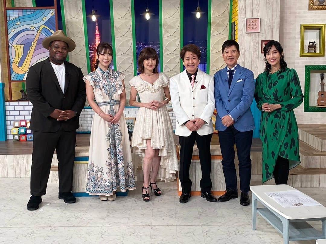 藤井香愛のインスタグラム：「今夜放送です📺✨  9/21(木)21:00〜 BS-TBS「昭和歌謡ベストテンDX」  青春ソング特集です🌸わたしは斉藤由貴さんの「卒業」を歌わせていただきます🎤 絶対見てね〜💖  #昭和歌謡ベストテンDX #BS-TBS  #関根勤 さん　#早見優 さん #三田明 さん　#松本伊代 さん#クリスハート さん #斉藤由貴 さん　#卒業　#青春ソング　#カバー曲　#歌ってみた  #藤井香愛 #夢告鳥　#徳間ジャパン　#歌謡曲」