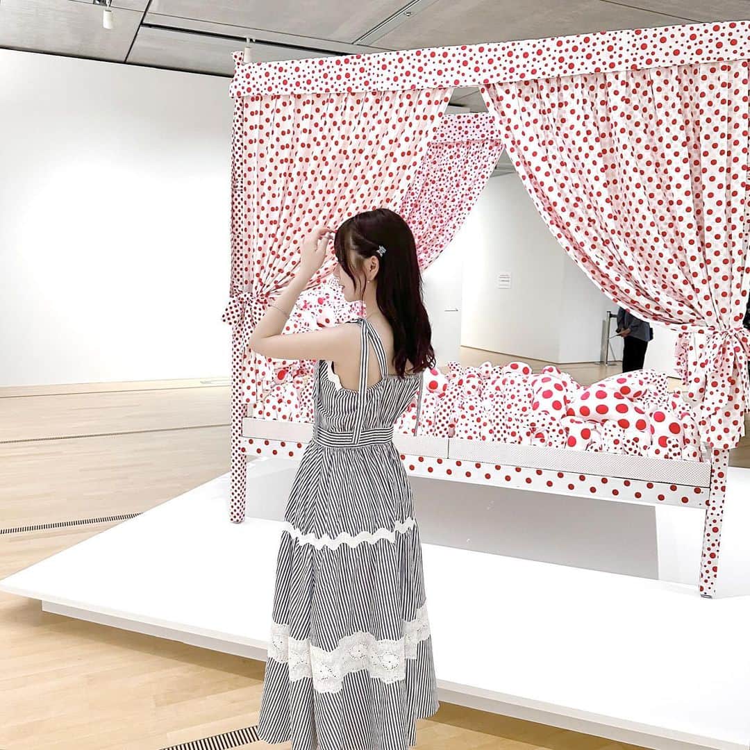 廣川奈々聖のインスタグラム：「🍒🐰  美術館行ったときの写真💭   展示されてるもの全部かわいくてお洒落で とっても好きだった ……… !   小窓がたくさんあって 推しの窓見つけるのたのしかった(՞ ᴗ ̫ ᴗ՞)”  #pola美術館  #箱根旅行  #箱根観光  #美術館巡り #polamuseum #polamuseumofart」