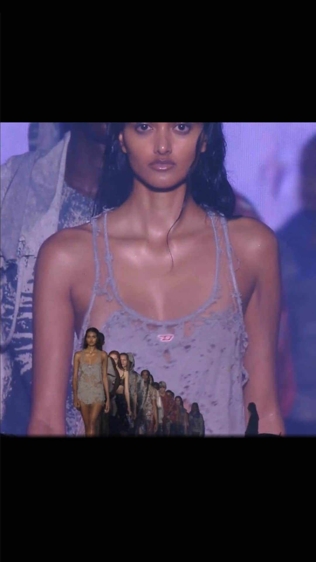 ディーゼルのインスタグラム：「The #DieselSS24 Runway Show. Live from Milan.  A fashion mega-show within an 8-hour rave co-hosted by @nts_radio. 7,000 guests. 6,000 tickets for the public. 1,500 students. After the show, the venue transforms into a free cinema to screen films curated by creative director @glennmartens all weekend.  The collection is designed to live in the moment with looks that capture the spirit of spontaneity with imaginative distressing and utility techniques, witty takes on Hollywood film posters and new ideas of how to wear underwear.  Diesel for the people. Diesel for the party.  #ForSuccessfulLiving」