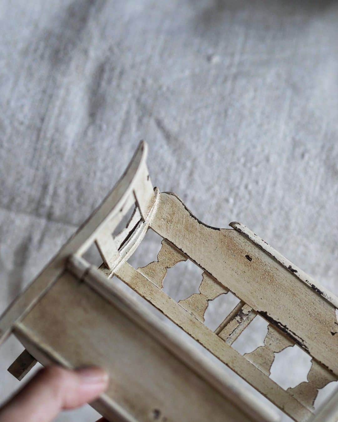 kiyomiさんのインスタグラム写真 - (kiyomiInstagram)「♡ ・ original handmade miniature . ⑩ 【収納付　ベンチチェア】　2点  宝物をそっと忍ばせて。。♡ 小さな頃を思い出します🥰 ・ 画像2、手すりが曲線になっています 画像3、動画  ◆家具はお一人様、1点となります ・  ・  ・  　osamibear × chiisanashiawase 　　◆Deux harmonie 2◆ 　　　コラボ展のお知らせ  ✎︎＿＿＿＿＿＿＿＿＿＿＿＿＿＿＿＿＿＿＿＿＿＿＿＿＿  昨年のコラボ展から一年が経ちました。 今年もやります⁽⁽٩(๑˃̶͈̀ ᗨ ˂̶͈́)۶⁾⁾ みなさま、どうぞ宜しくお願いします❣️  ◆11月11  12日 (土・日）ベア＆ミニチュア販売会 　場所:アトリエギャラリー（東京） （完全時間予約制 ）  ◆11月７、８、９日（火・水・木）観覧日 （完全時間予約制 ） 観覧日では、抽選でお申し込みして頂ける作品も 数点ご用意させていただきます。  ・  ✎︎＿＿＿＿＿＿＿＿＿＿＿＿＿＿＿＿＿＿＿＿＿＿＿＿＿  ◆応募について しばらく先になりますが（募集は１０月） 官製はがきにて募集させて頂きます。 ご応募が多数の場合、抽選になります 詳しくは、またインスタグラムで お知らせ致します  ◆応募条件 どちらかの作品のみの購入はできません🙇‍♂️ 応募の条件としましては、私達 2人ともが好きで応援してくださっている方  楽しい会にしたいです💓 どうぞよろしくお願いします❣️  @kawachan033 @chiisanashiawase2015  ・  Deux harmonie  ドゥ　アルモニ　 フランス語で二つの調和という意味です  ・  ・  ・  ・  #miniature#dollhouse #Frenchinterior #ブロカント#アンティーク風#brocantestyle#cafeaulaitbowl #shabbychic #kitchen  #フレンチ皿 #陶器  #ミニチュア #French  #cafeaulait #cuttingboard  #皿 #plate #Frenchplate  #キッチン雑貨#フランスアンティーク #antique#Frenchdecor#brocante #shabbychic #shabbychicdecor#アトリエ #カウンター#atelier #ベンチチェア #chair #bench   ・」9月21日 9時49分 - chiisanashiawase2015