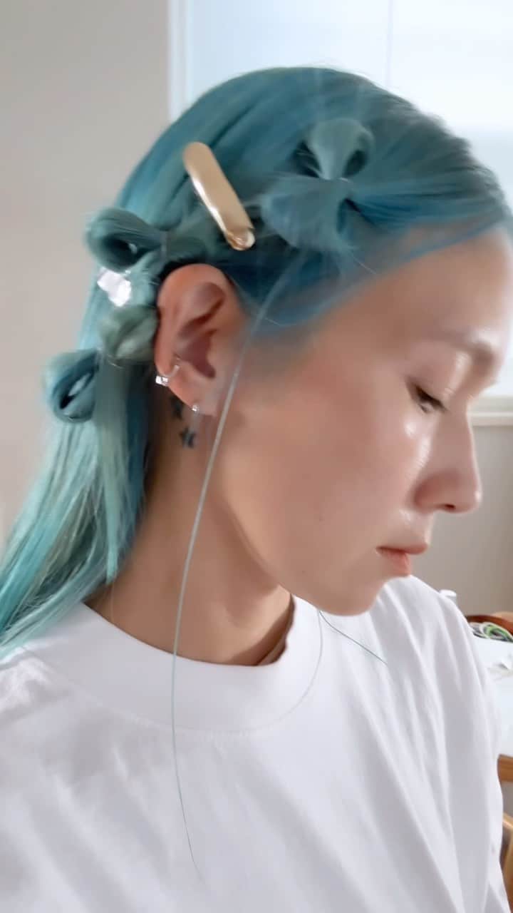 三苫愛のインスタグラム：「リボンいっぱいヘア🎀 髪の毛で顔周りにたくさんお団子を作るヘアスタイルです。 左右違う高さにする事でバランスが取れます❤️‍🔥 @pluiehair @pluietokyo のnube barrette(ノーべバレッタ)を使いました🌫🌫」