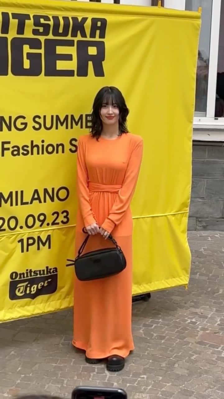 のインスタグラム：「TWICE #MOMO も来場！オニツカタイガーの2024年春夏コレクションの様子をお届け🐯🔆  ショーはブランドを象徴するブラック&イエローのルックではじまり、アースカラー、ウォーターカラーへ。色で魅せたスポーティエレガントなコレクションとなった。  @onitsukatigerofficial @onitsukatigerjp   #momo #twice #onitsukatiger #onitsukatigershow #milanfashionweek #mfw #モモ #オニツカタイガー」