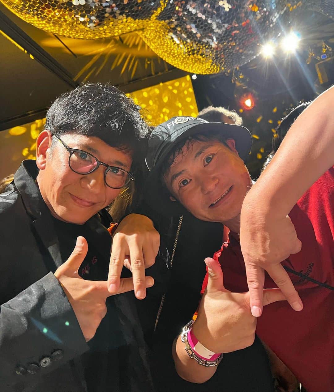 のインスタグラム：「久しぶりにアンタッチャブルの柴田さんにお会いしました。  めちゃくちゃ頑張ってるな！ 見てるよ！社長！  と笑優しく声かけていただきました！ 嬉しかったぁです。  あと何年後だな、もう少し頑張ったら楽しみだな。 と、おっしゃっていただきました。  フロームLAポーズ笑 で撮らせて頂きましたー！  芸人の先輩に久しぶりにお会いすると本当に嬉しい😆😆😆です！  ありがとうございました😊  #アンタッチャブル柴田　さん #芸人 #先輩 #フロームlaポーズ」