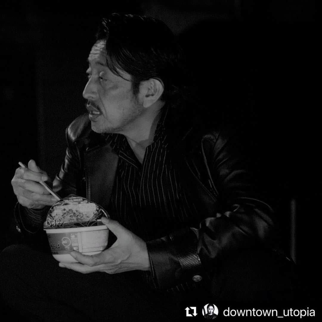 木村圭作のインスタグラム：「#Repost @downtown_utopia with @use.repost ・・・ #大塚祐吉 監督 × #吉本実憂 主演の最新作 『#ダウンタウンユートピア』11月3日(金)より池袋HUMAXシネマズほか全国ロードショー。  -----  息苦しい日々に病む一人の女性が粋狂な人達に影響を受け、いつしか自分らしく過ごせる居場所でほんの一歩、前進する物語。仕事をする人々を奴隷と呼び、朝食には冷えたビールを飲み、タバコの煙を燻らしながら、日々の生活を楽しむ人たち。家賃もお金がある時でOK、喫茶店の飲み食いもお金がある時でOK。お金がある時は最高の宴を開いてみんなで謳歌する。果たしてここは、ユートピアなのか？  #ダウンタウンユートピア　 #downtownutopia」