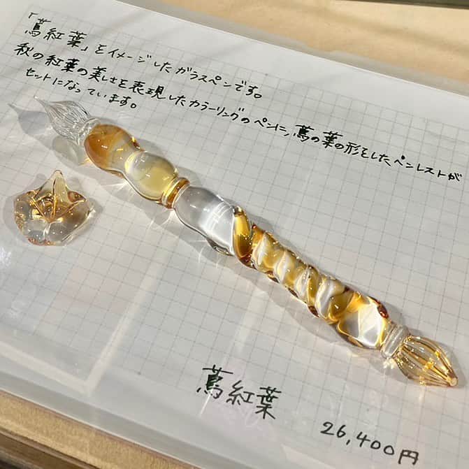 のインスタグラム：「ガラスペンという心の余裕  ガラスペンをお使いになったことはお有りでしょうか。 強く握れば折れてしまいそうな儚さと何行かに1度適量のインクを付けるわずらわしさ。  けれども心に余裕があると、その儚さを愛で、インク壺にペン先を浸す繊細な作業がたまらなく楽しくなるのです。  そして自分の手にしっくり馴染み好みの書き心地の1本を探すようになります。  いま枚方蔦屋書店で開催中の蔦屋書店感謝祭ではそんなとっておきの1本をお探しのかたにぜひご覧いただきたいガラスペンを取扱しております。  スタッフにお声がけの上お手にとってお確かめください。  #枚方tsite  #枚方tサイト  #枚方t_site  #枚方蔦屋書店  #ガラスぺン  #蔦屋書店感謝祭」