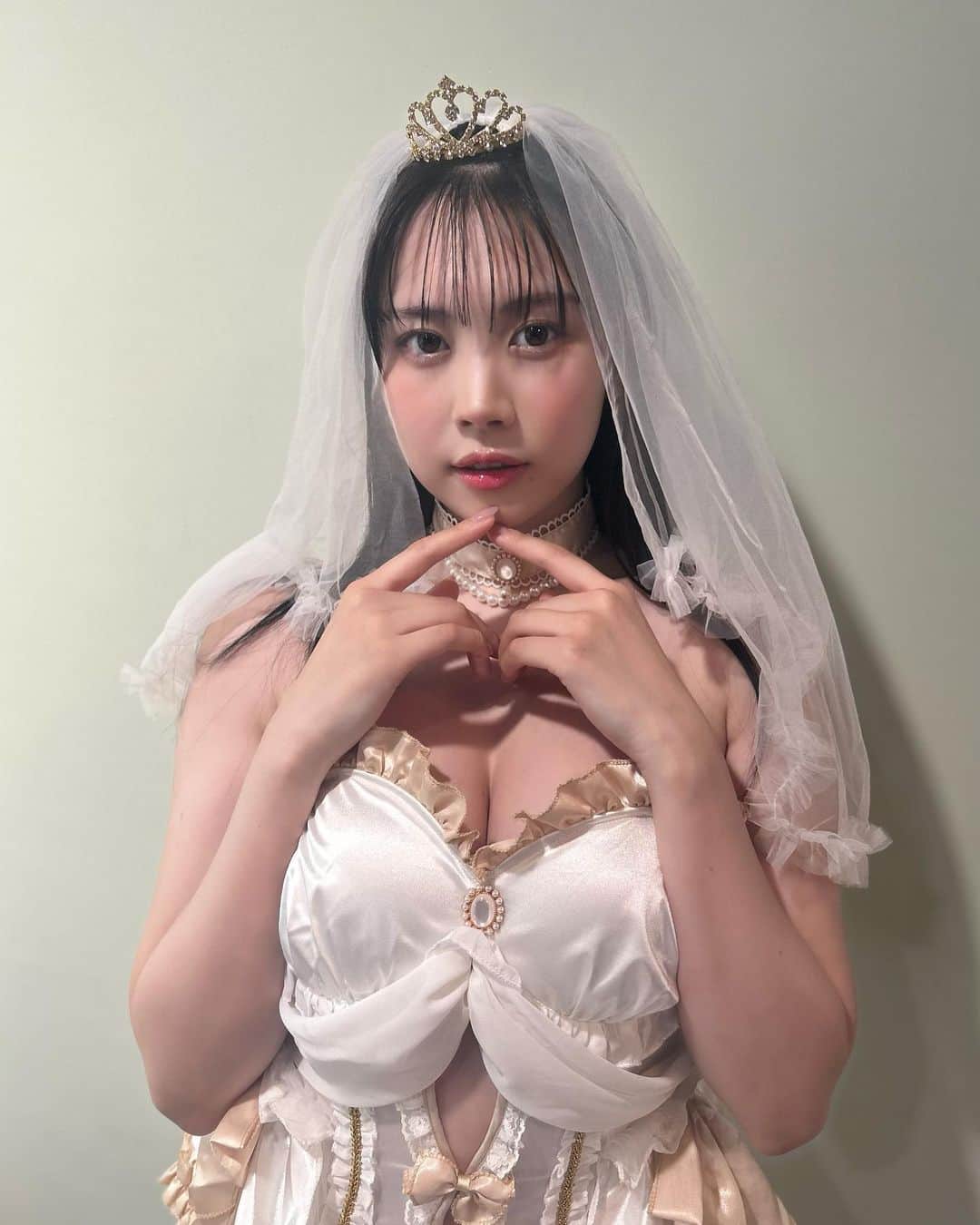 篠見星奈のインスタグラム：「. 🕊️🤍✨  . #gravure #グラビア #週プレ #クリアストーン #コスプレ #ウエディング  #篠見星奈」