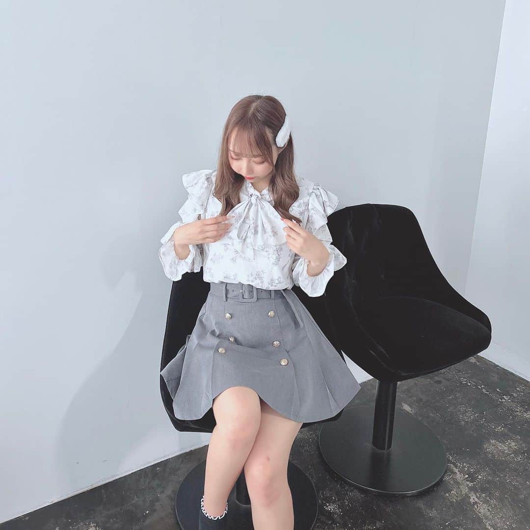evelyn.coordinateのインスタグラム：「.  ℕ𝕖𝕨 𝔸𝕣𝕣𝕚𝕧𝕒𝕝🕊´-   #オリジナルフラワーBS ↳¥6,900   #タックベルトSK ↳¥6,900  店頭でも早速大人気のBSをご紹介🫧  肩周りは完全なオフショルではなく、透け感のあるチュール素材が使われております.ᐟ‪‪‪.ᐟ‪‪‪  オフショルに抵抗がある方にも着ていただきやすいデザイン…♡  テロっとした柔らかい素材なのでリボンのボリュームも控えめで落ち着いた印象に◎  スカートにはCHを合わせて大人っぽく着てみました🪄 花柄とスカートのお色味を合わせるのがオススメです✨✨  #evelyn #エブリン #ガーリーコーデ #甘めスタイル #甘めコーデ #清楚コーデ #可愛い  #girly #feminine #パステル #girl #evelynコーデ #フェミニンコーデ」